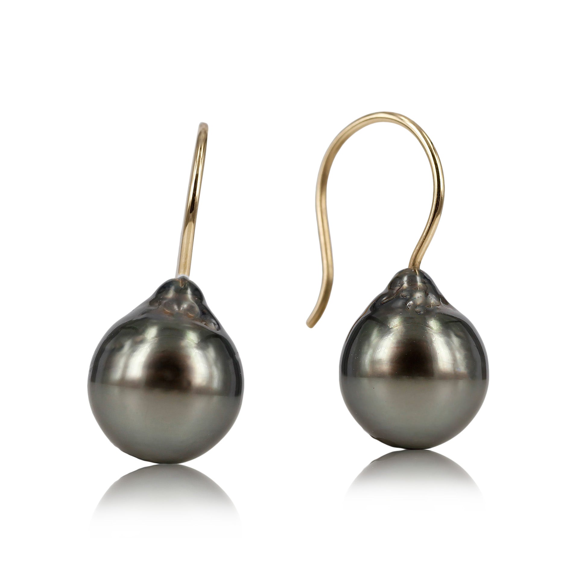 14 kt. guld ørekroge, med smukke Tahiti perler. Enkel og klassisk ørering der passer til alle lejligheder, denne ørekrog absolut er en af mine favoritter. Perlen måler ca. 11x 13 mm. Fra top til bund 20 mm.