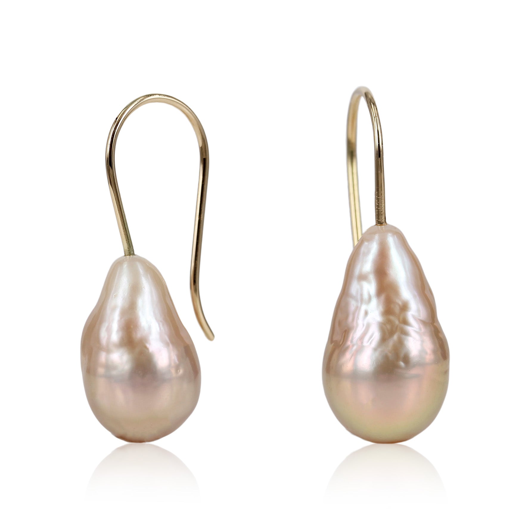 14 kt. guld ørekroge, med smukke dråbeformet rosa Ferskvands perler.  Enkel og klassisk ørering der passer til alle lejligheder, perlen er varm rosa med små fine ujævnheder på perlen, det giver liv og ekstra glød.     Perlen måler ca. 11,5 x 18,5 mm. Fra top til bund 30 mm.