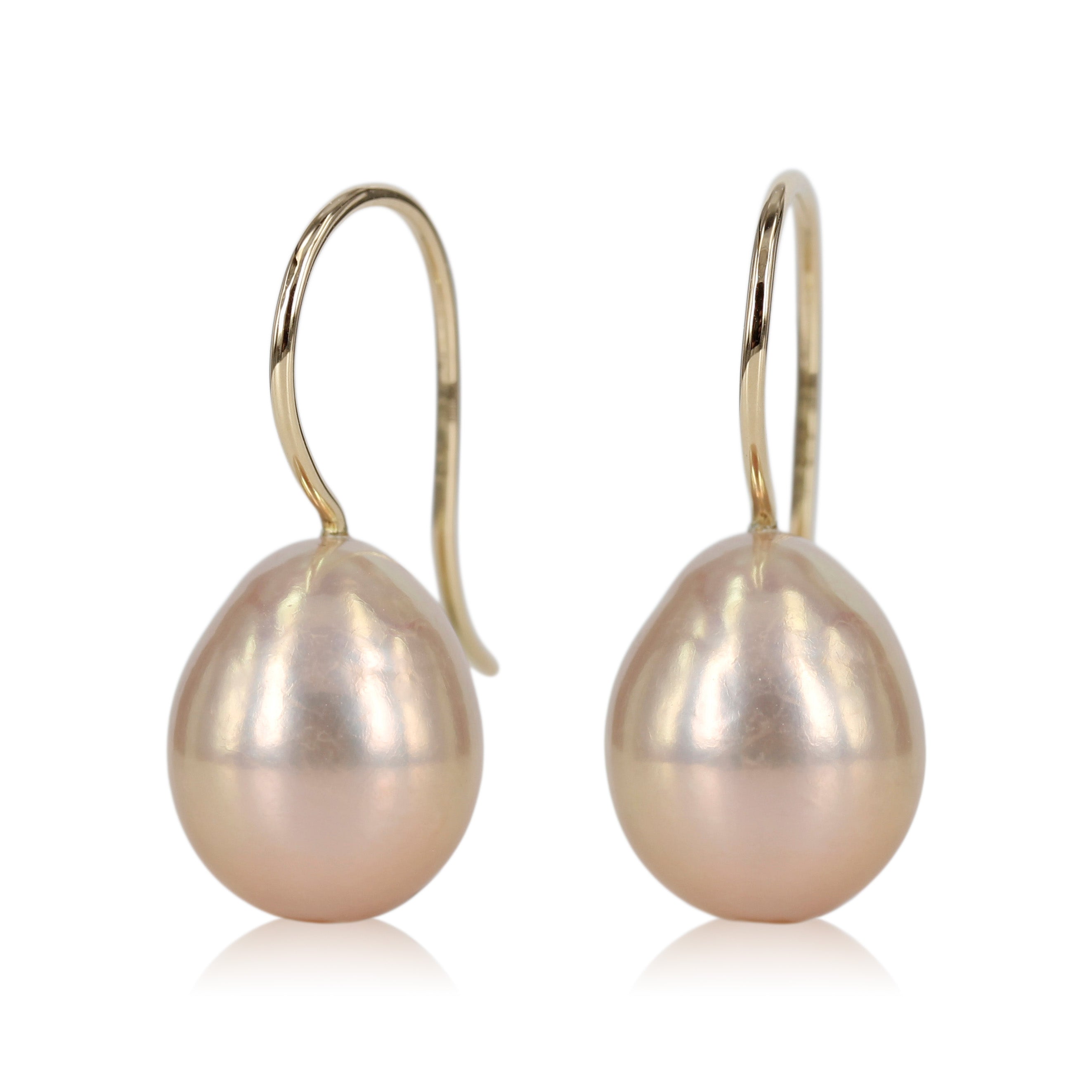 14 kt. guld ørekroge, med smukke dråbeformet rosa Ferskvands perler.  Enkel og klassisk ørering der passer til alle lejligheder, perlen er varm rosa med små fine ujævnheder på perlen, det giver liv og ekstra glød. 