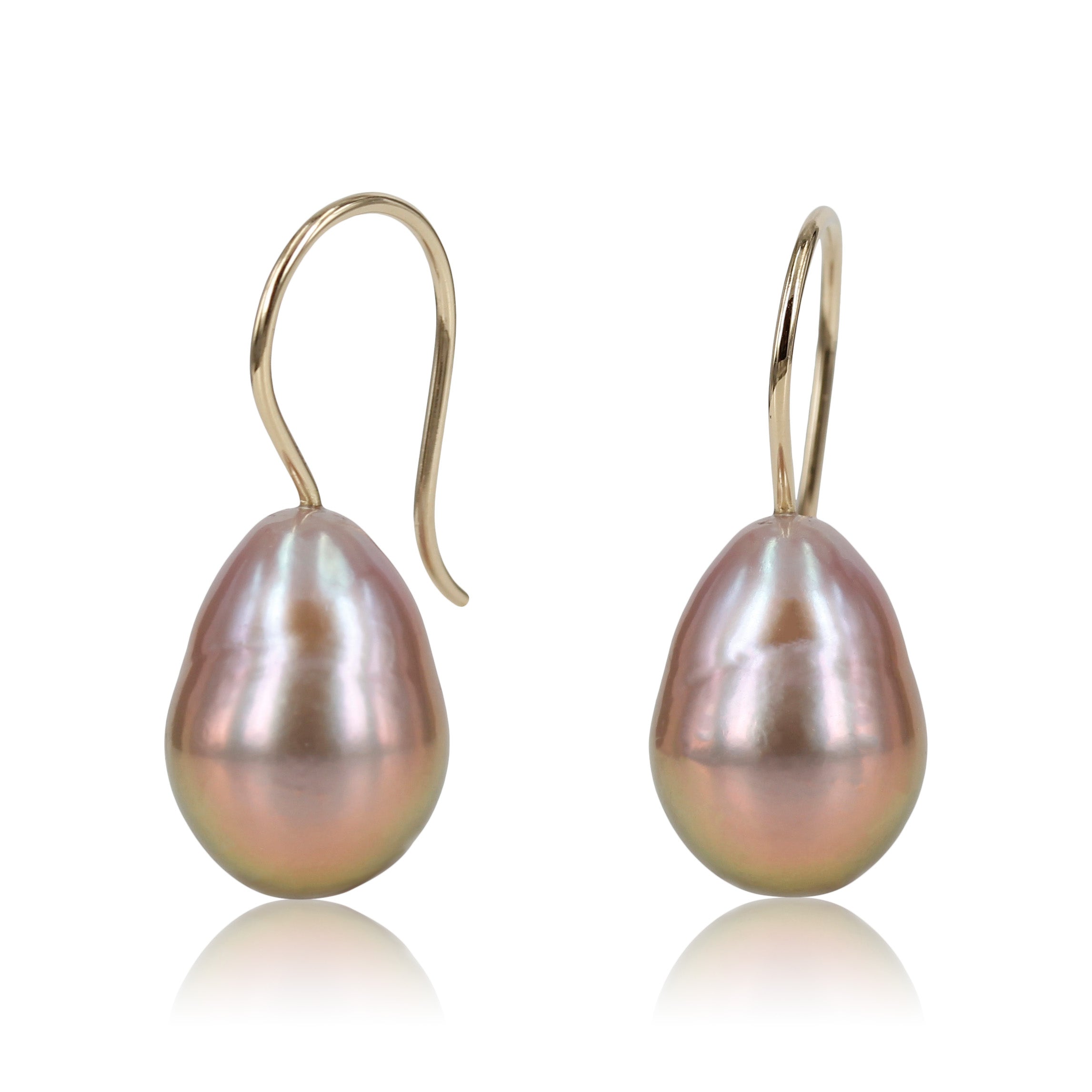 2, 14 kt. guld ørekroge, med smukke dråbeformet rosa Ferskvands perler. Enkel og klassisk ørering der passer til alle lejligheder, perlen er varm rosa med små fine ujævnheder på perlen, det giver liv og ekstra glød.