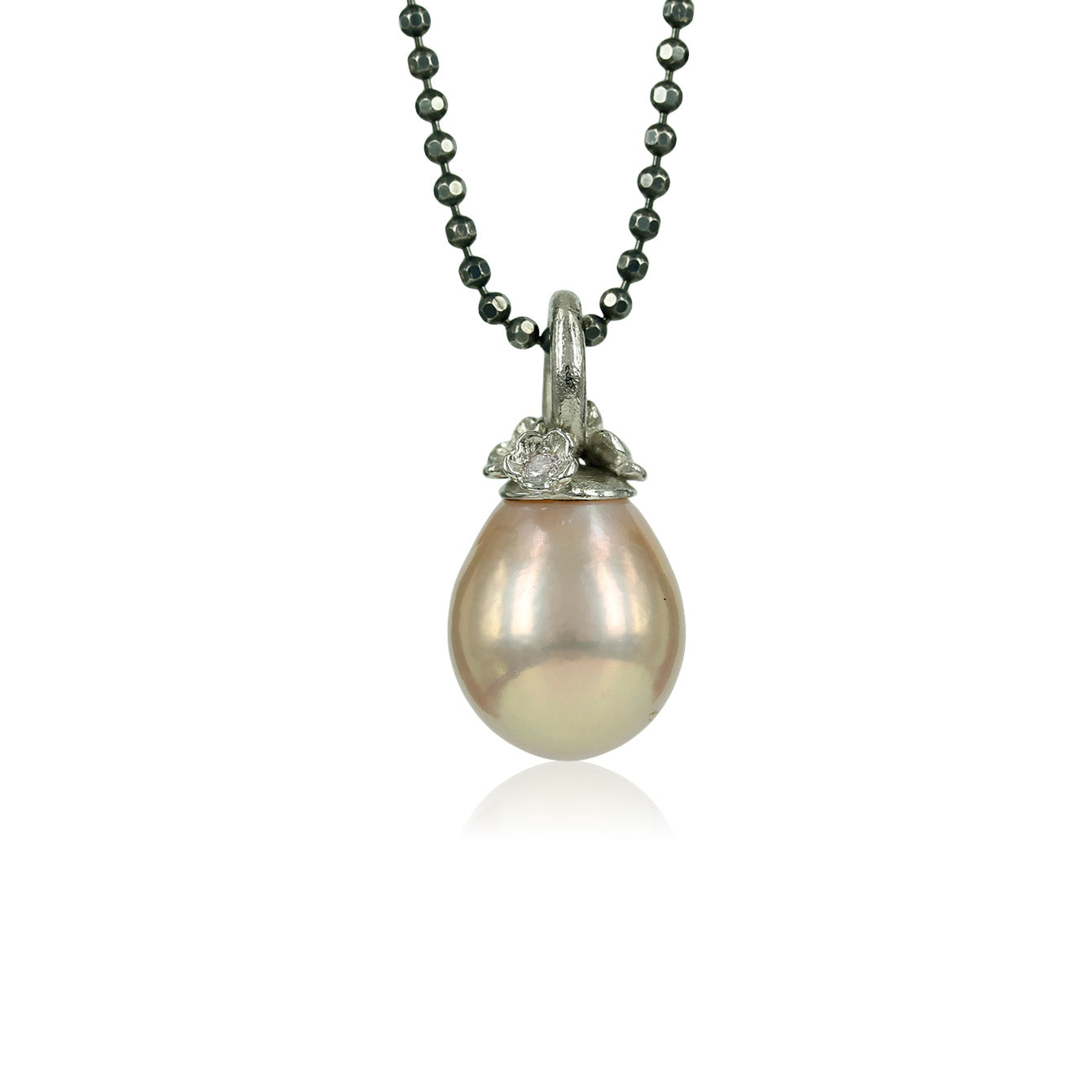 3. Fairytale - 14 kt. Hvidguld - Rosa perle & diamanter 14 kt. Hvidgulds perlevedhæng med let matteret overflade & de fineste sommer blomster, hver blomst gemmer på den fineste brillant. Den smukke dråbeformet perle har en ganske smuk og varm rosa farve.