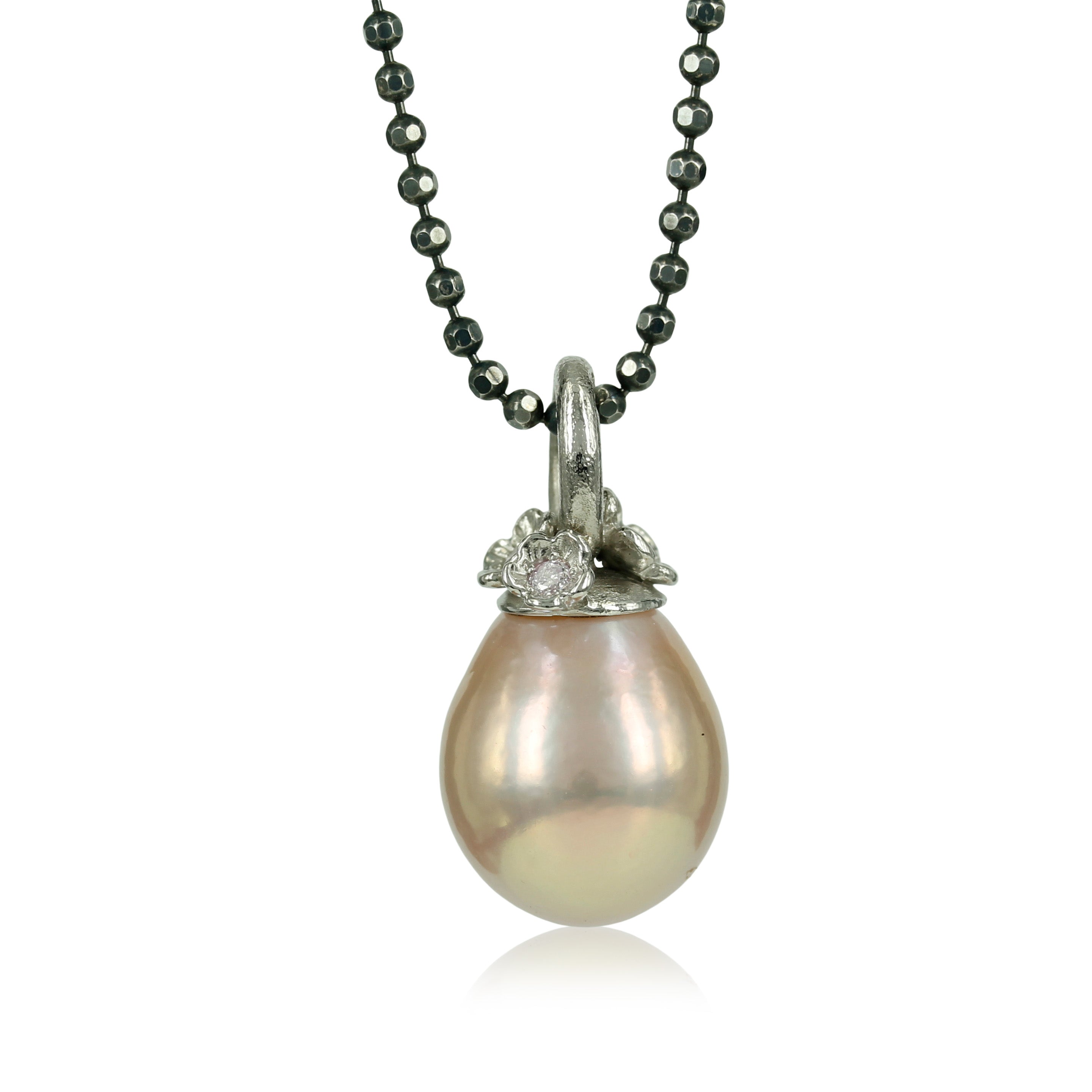 Fairytale - 14 kt. Hvidguld - Rosa perle & diamanter 14 kt. Hvidgulds perlevedhæng med let matteret overflade & de fineste sommer blomster, hver blomst gemmer på den fineste brillant. Den smukke dråbeformet perle har en ganske smuk og varm rosa farve.