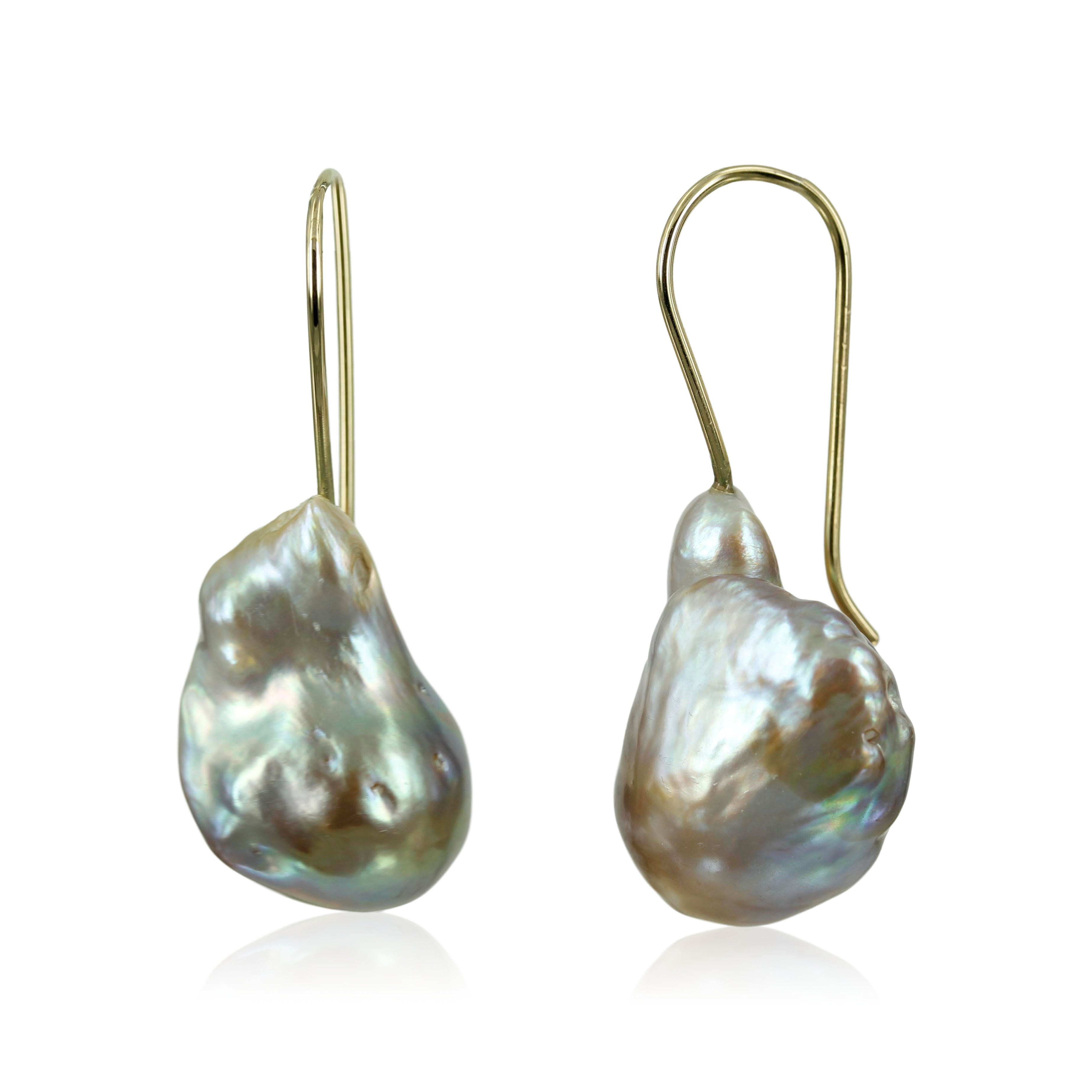 2. 14. kt. Guld ørekroge med Barokke ferskvands perler     Skønne store barok perler, smukke og enkelt design - så perlen for lov at shine.     Perlerne er lidt forskellige i udseende da det er naturen der bestemmer farve og form.