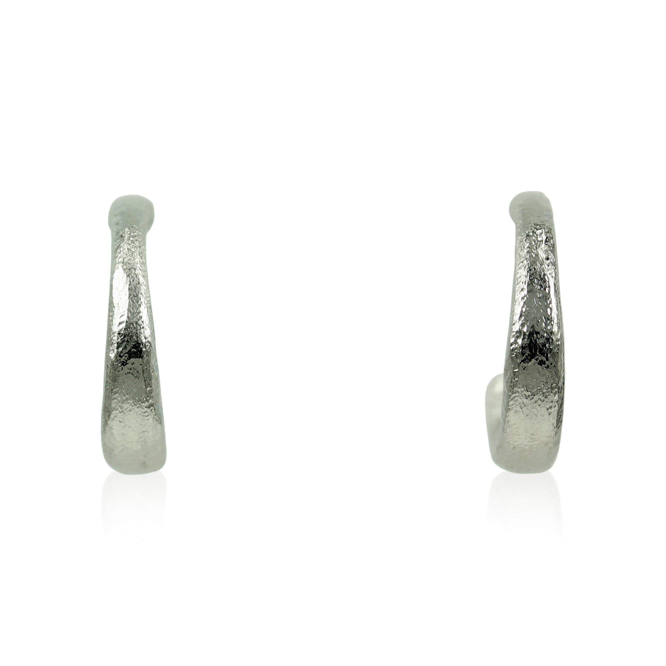 2- 14 kt hvidgulds creoler, de sidder fint rund om øreflippen og er perfekt størrelse til både hverdag og fest. Creolerne er matteret og har en fin legende facon. Creolerne måler ca.14 mm. i diameteren.