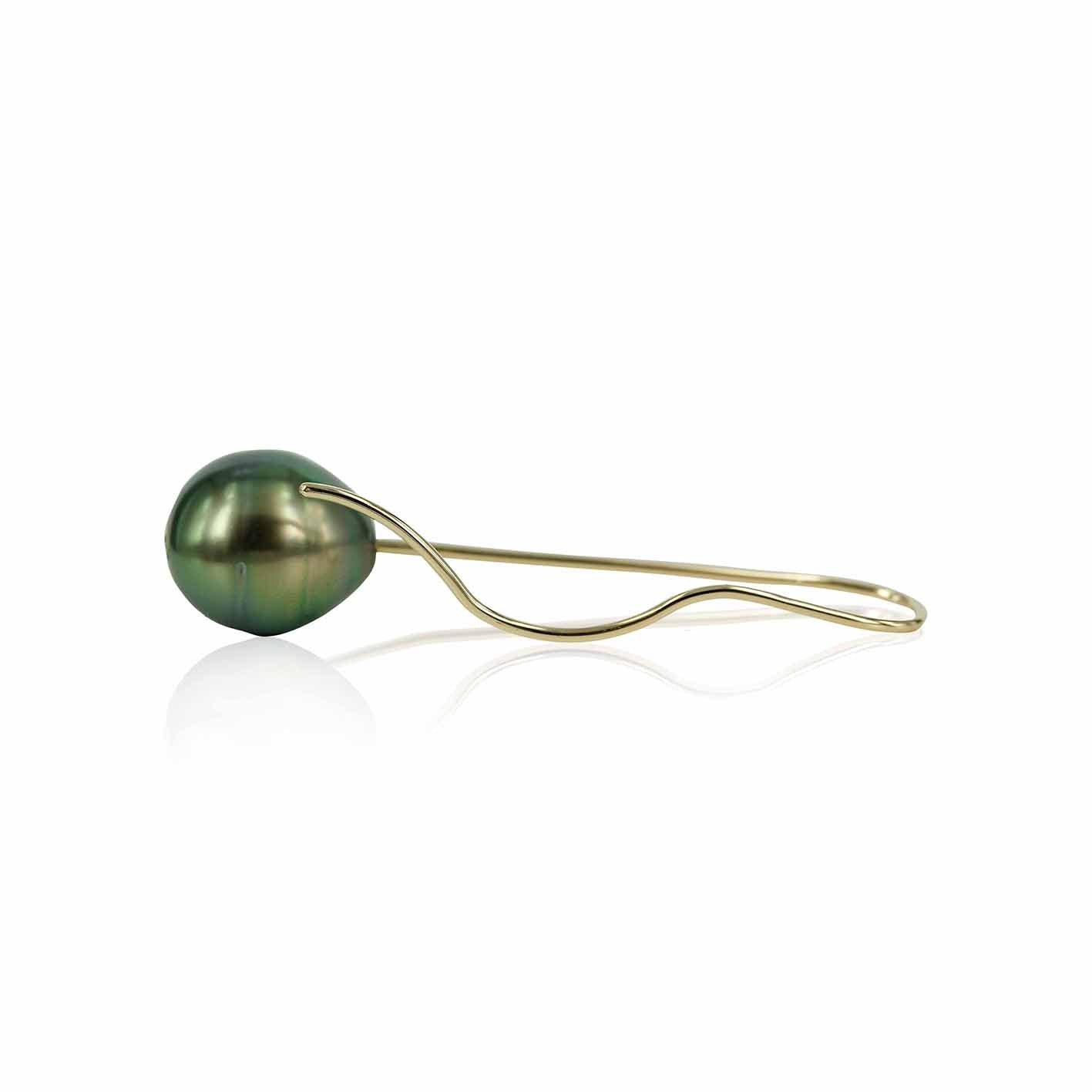 2. 14 kt. øreringe med tahitiperler Smukke og elegante øreringe, den fine guldbøjle svinger elegant på bagsiden af øret - en fin detalje der gør øreringen let og meget feminin. Tahiti perlerne falder i forskellige nuancer fra grå, grønlige og helt mørke grå de har fine nister der gør perlerne mere levende.