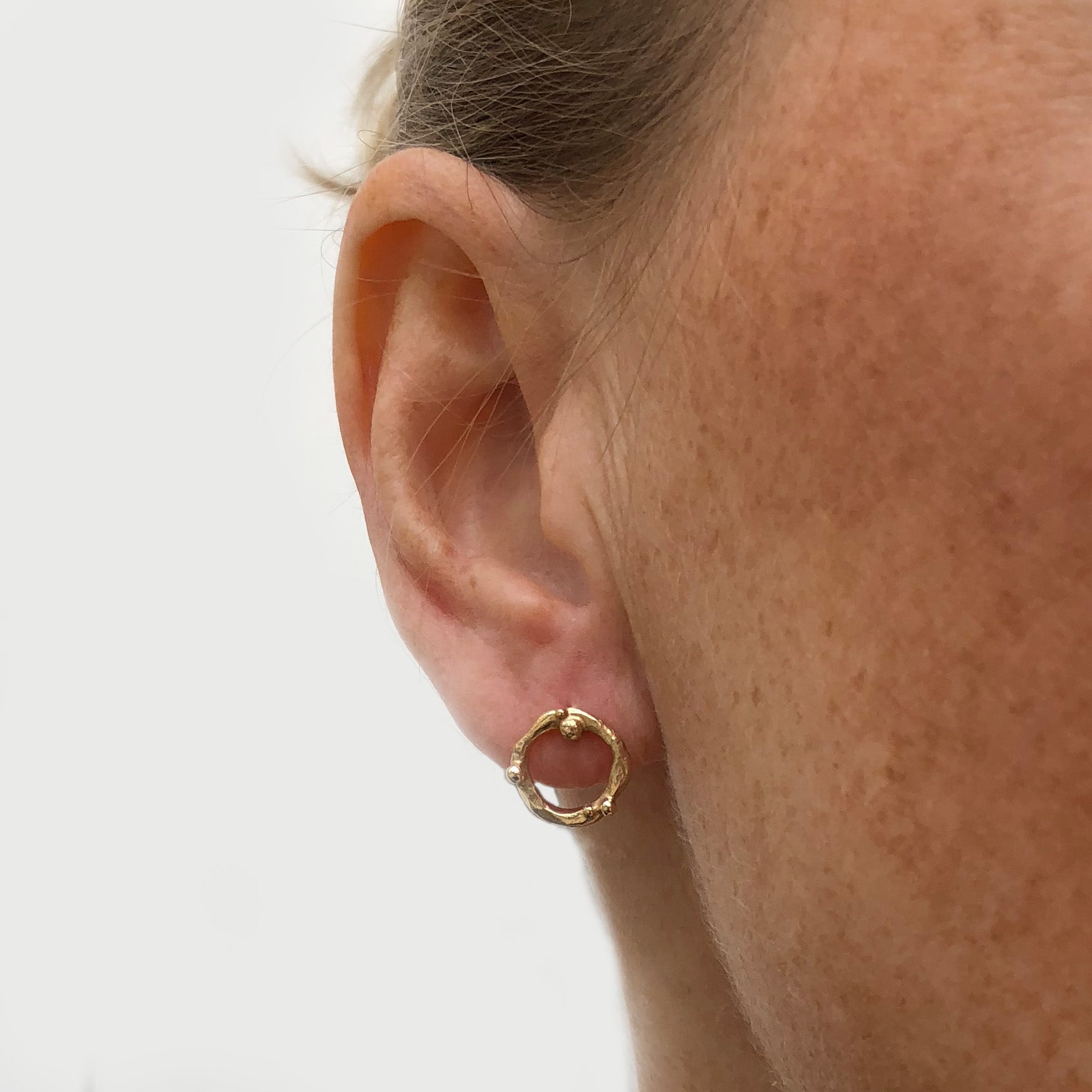 14 kt ørestikker, de organiske former udspringer fra den rå natur - hvor små fine guld knaster viser det skønne naturen giver os - når foråret starter og året får en ny begyndelse. Nature - Den smukke natur omgiver os hver dag – den er lige for vores øjne, smuk unik og helt fantastisk.