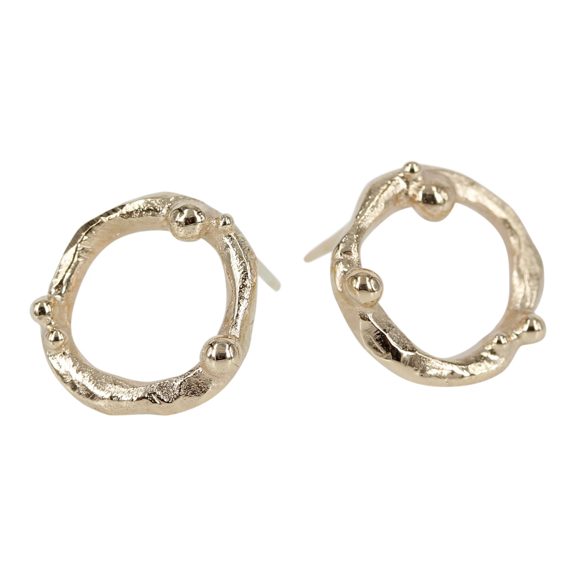 05-116 14 kt ørestikker, de organiske former udspringer fra den rå natur - hvor små fine guld knaster viser det skønne naturen giver os - når foråret starter og året får en ny begyndelse. Nature - Den smukke natur omgiver os hver dag – den er lige for vores øjne, smuk unik og helt fantastisk.