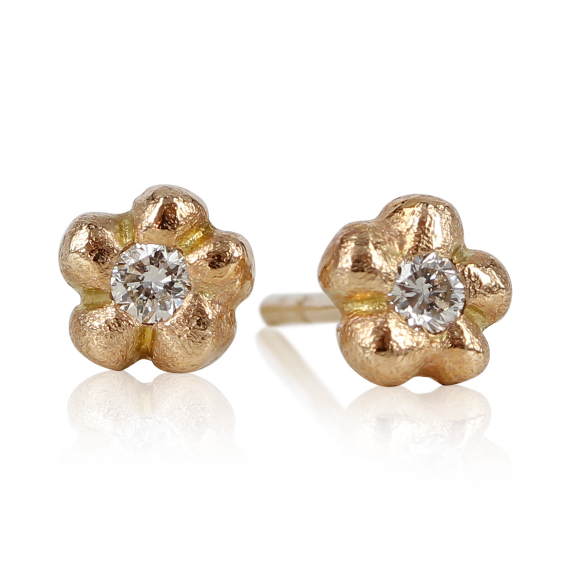 05-094 - ForGetMeNot - 14 kt Guld blomster ørering med brillanter Den smukke natur omgiver os hver dag – den er lige for vores øjne, smuk unik og helt fantastisk. Ørestikkerne er skabt ud fra de smukke ForGlemMigEj blomst.