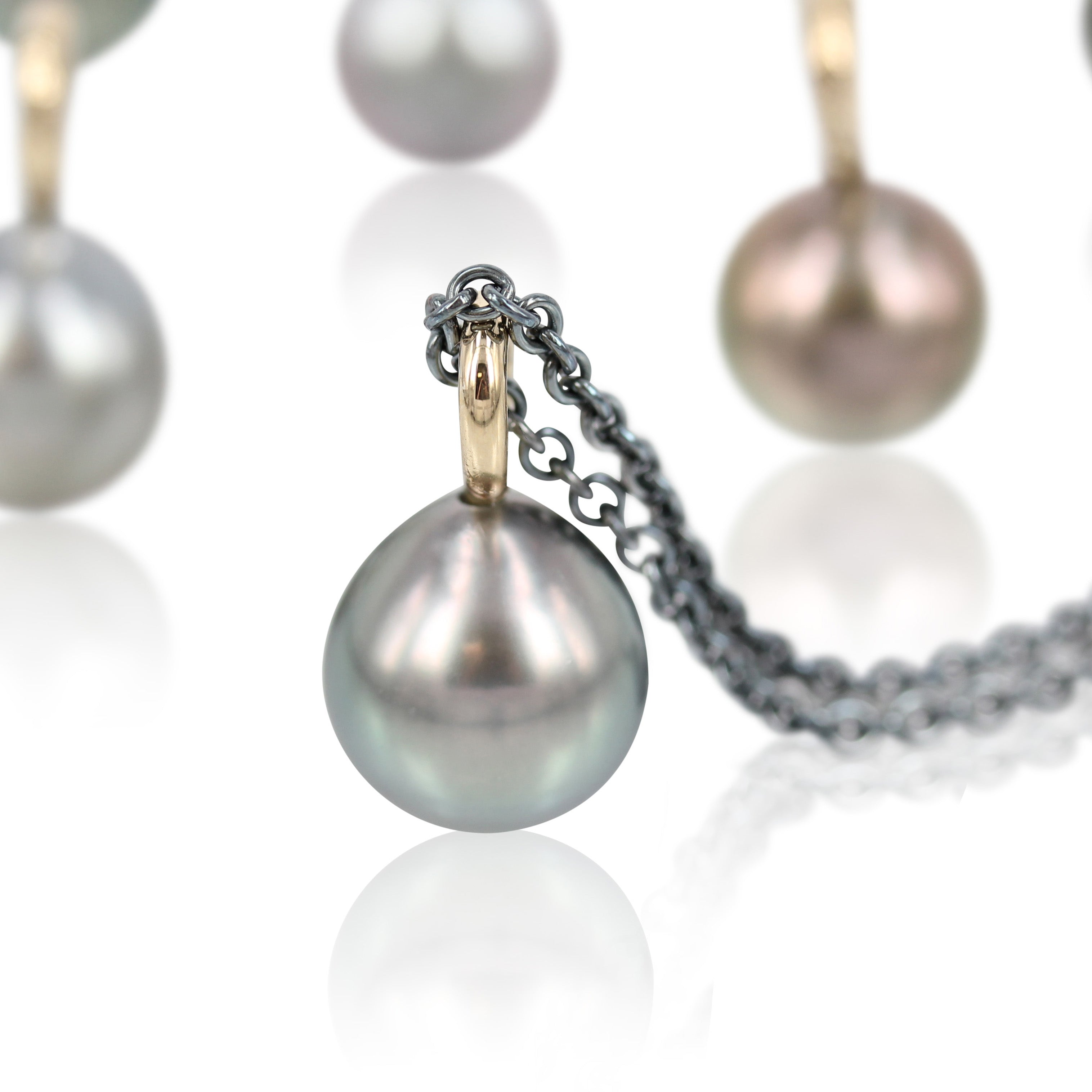 Smuk og helt enkelt perlevedhæng, med det kraftige øsken der holder perlen kan den bæres både i en lang og kort kæde.