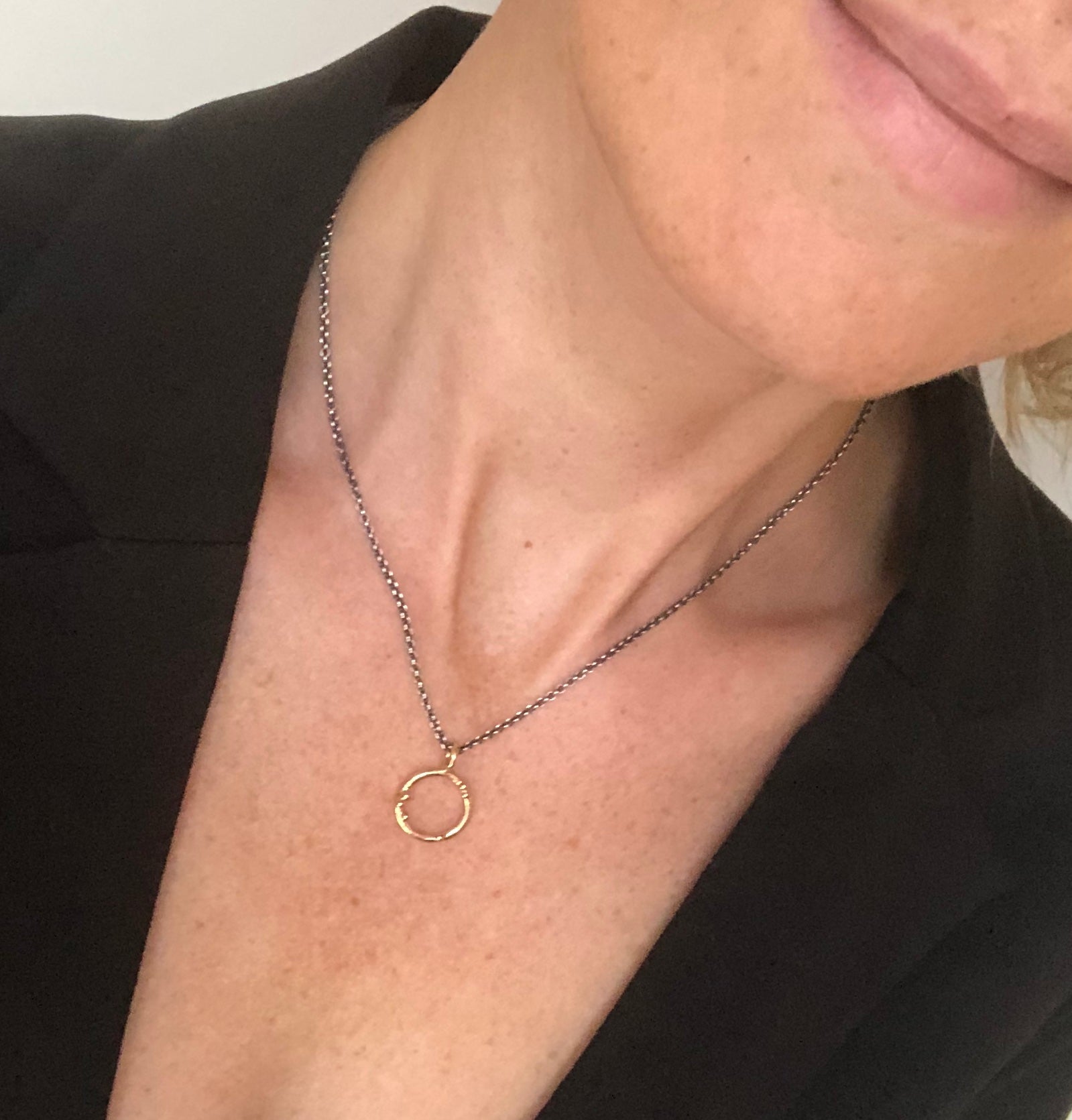 Bubbles - 14 kt. guld vedhæng med diamant   14 kt guld vedhæng med materet overflade, og sprudlende guld kugler, fin, enkel og smukt vedhæng der er perfekt til både hverdag og fest.