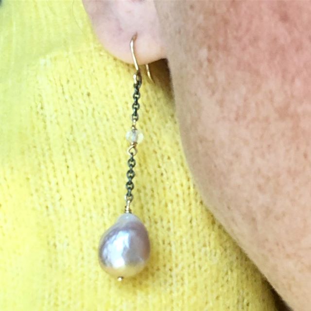 Perle ørering i mørk oxyderet sølv og 14 kt. guld