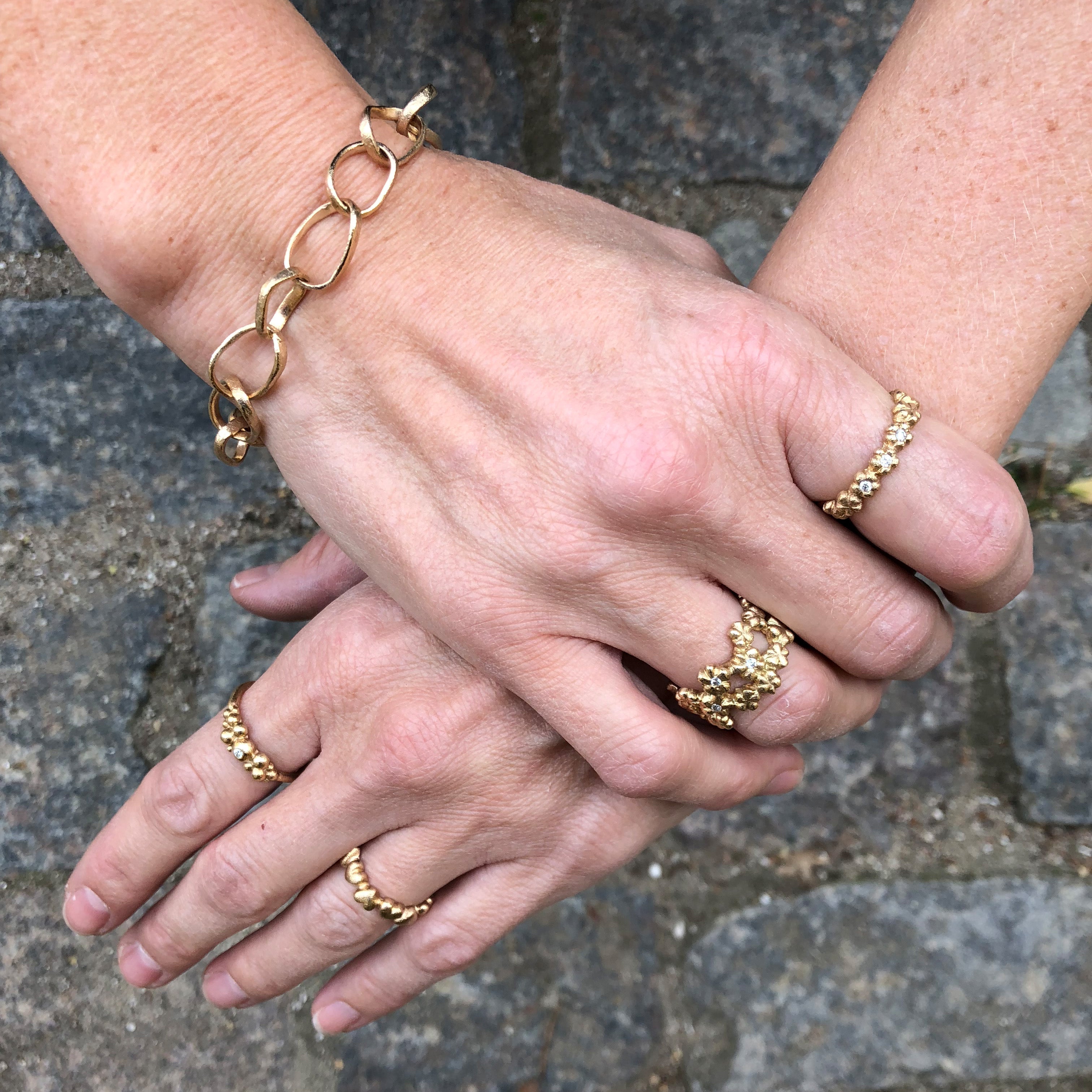 2, 14 kt. guld ring med fine blomster, der er mulighed for at isætte præcis det antal brillanter der ønskes. Som en smuk sommerkrans af blomster der danser om din finger, smuk og elegant. Ringen er massiv og der er mulighed for at isætte præcis de brillanter i du ønsker.