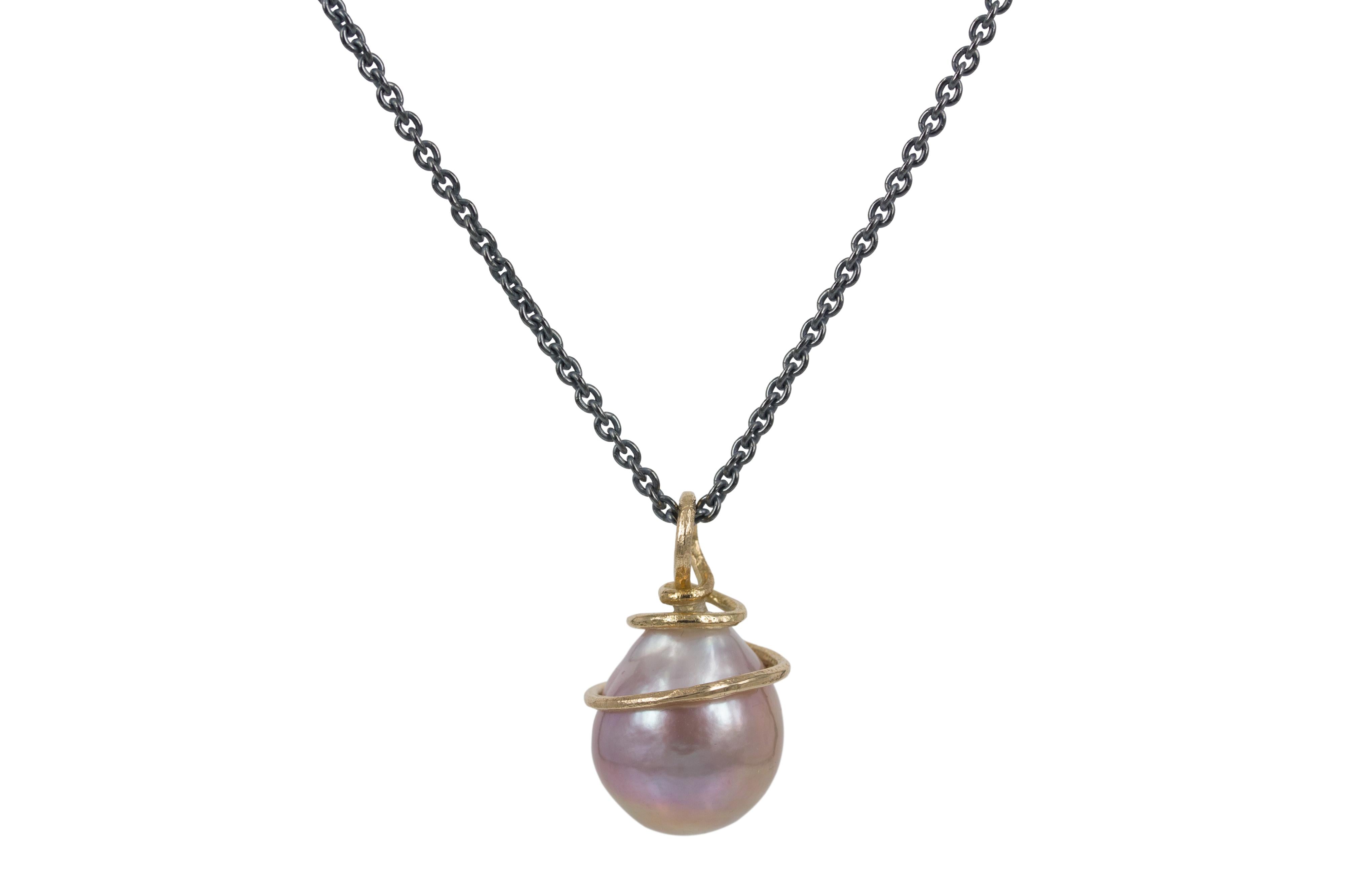 02055. - Infinity -14 kt. Guld vedhæng med rosa ferskvandsperle Unik rosa ferskvandsperle, med 14 kt. guld top, der snor sig elegant omkring perlen.