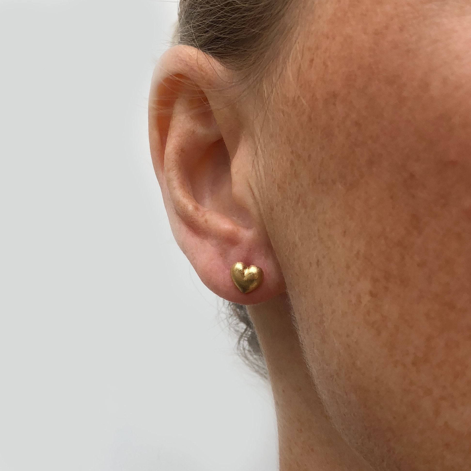 Love - 14 kt. guld ørestikker udformet som fine kærligheds hjerter, øreringene kan også bærers med perle pynt.   Love - Et symbol på ægte kærlighed.