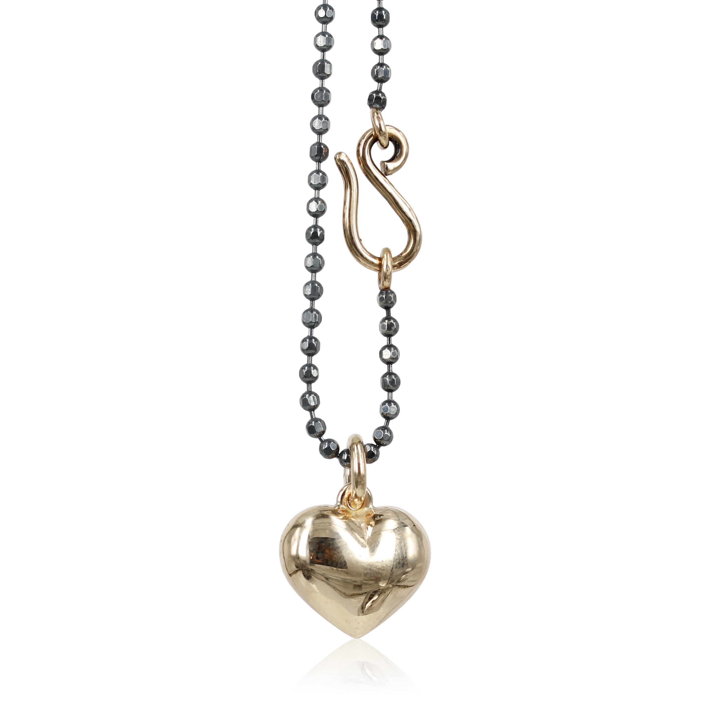02080 - Love - 14 kt. Guld hjerte vedhæng Smukt håndsmedet guldhjerte, perfekt til både en kort kæde i oppe i halsen, eller en en smuk lang kæde. Kærlighed har ingen grænser, ingen krav, kærlighed er dyb respekt og hengivenhed. LOVE – er et symbol på ægte kærlighed.