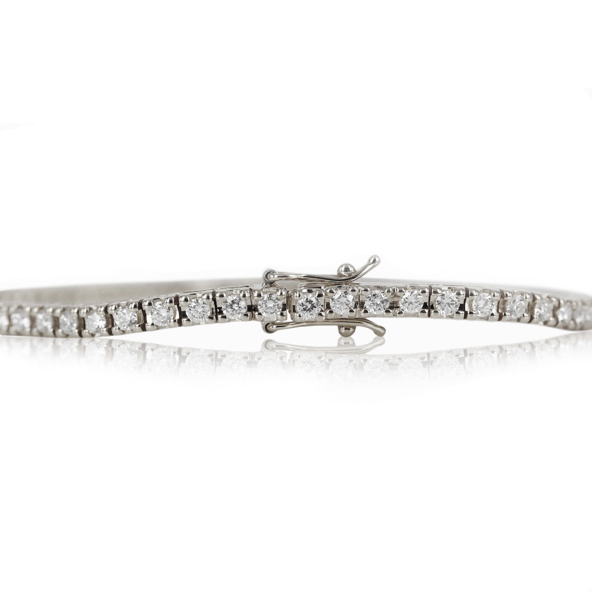 18 kt. Hvidgulds Tennisarmbånd med ialt 1,61 ct wesselton si brillant slebet diamanter. Smuk og elegant smykke der kan bæres alene eller med andre armbå