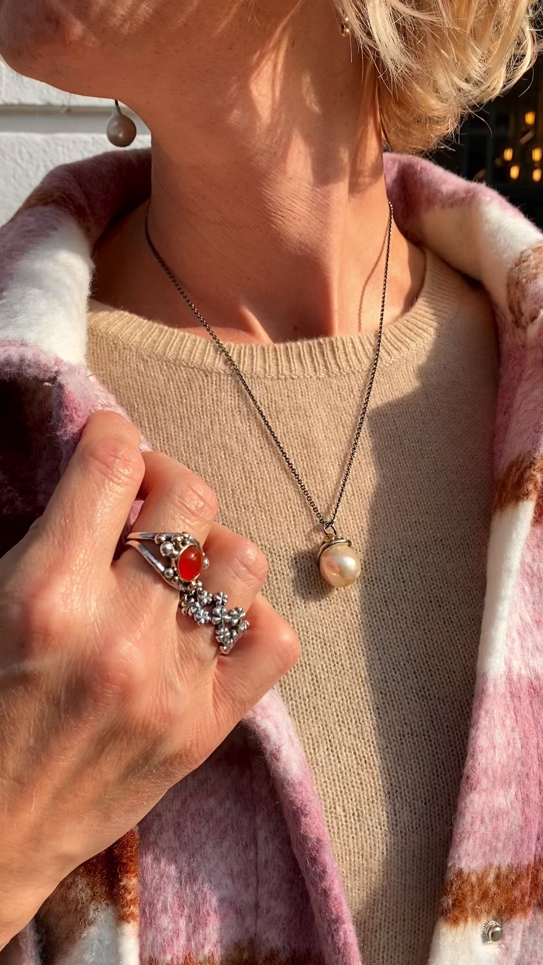 video - Infinity - Barok perlevedhæng med safir. Sølv oxyderet ferskvandsperle vedhæng - isat 0,10 ct gul solskinds safir indfattet i 14 kt guld. Sølvet snor sig omkring perlen så det giver et let look.