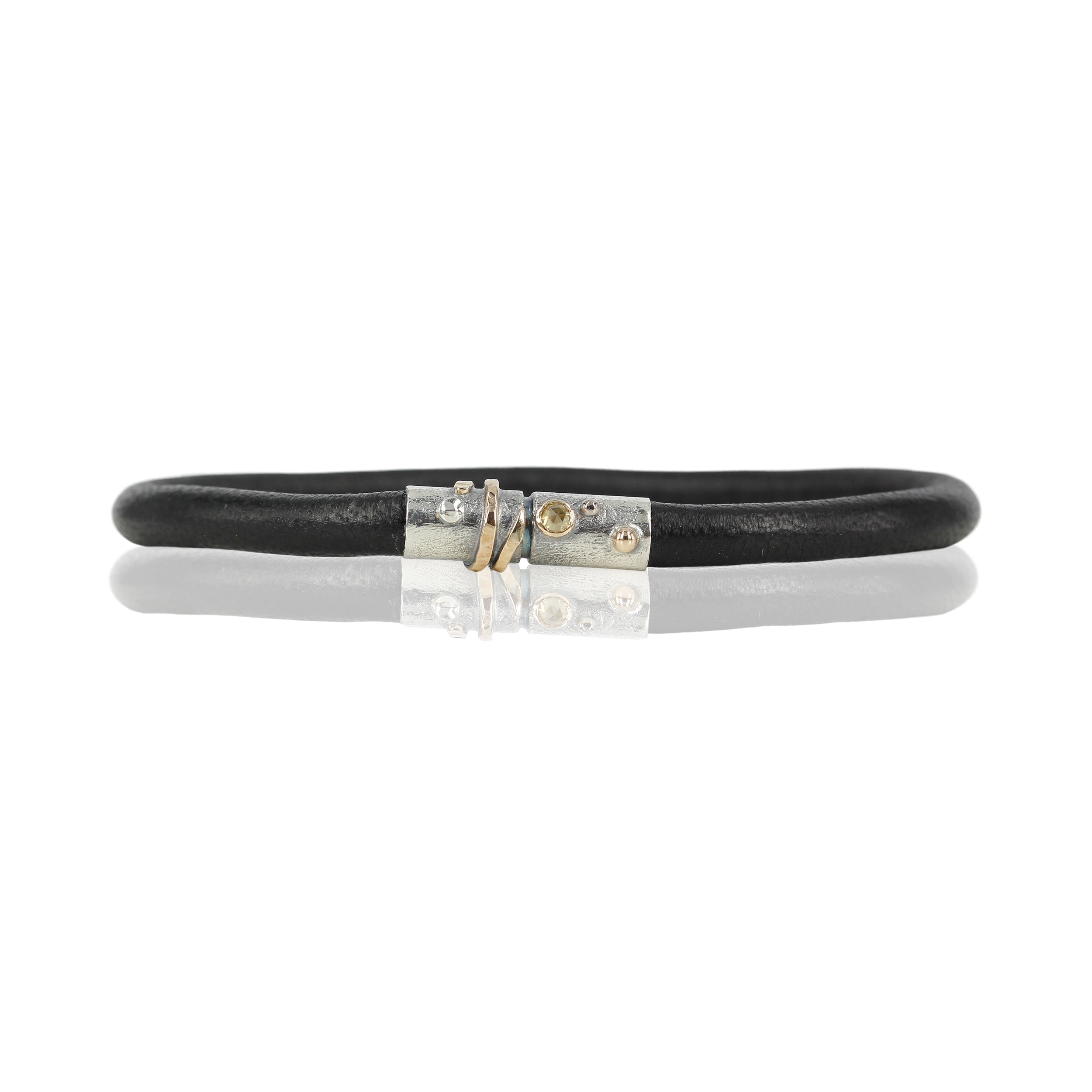 Super fedt armbånd i blødt kalveskinds læder, Låsen er prydet med med 0,12 ct. antik cut diamant & 14 kt. guld. Armbåndet er 6 mm i tykkelsen.