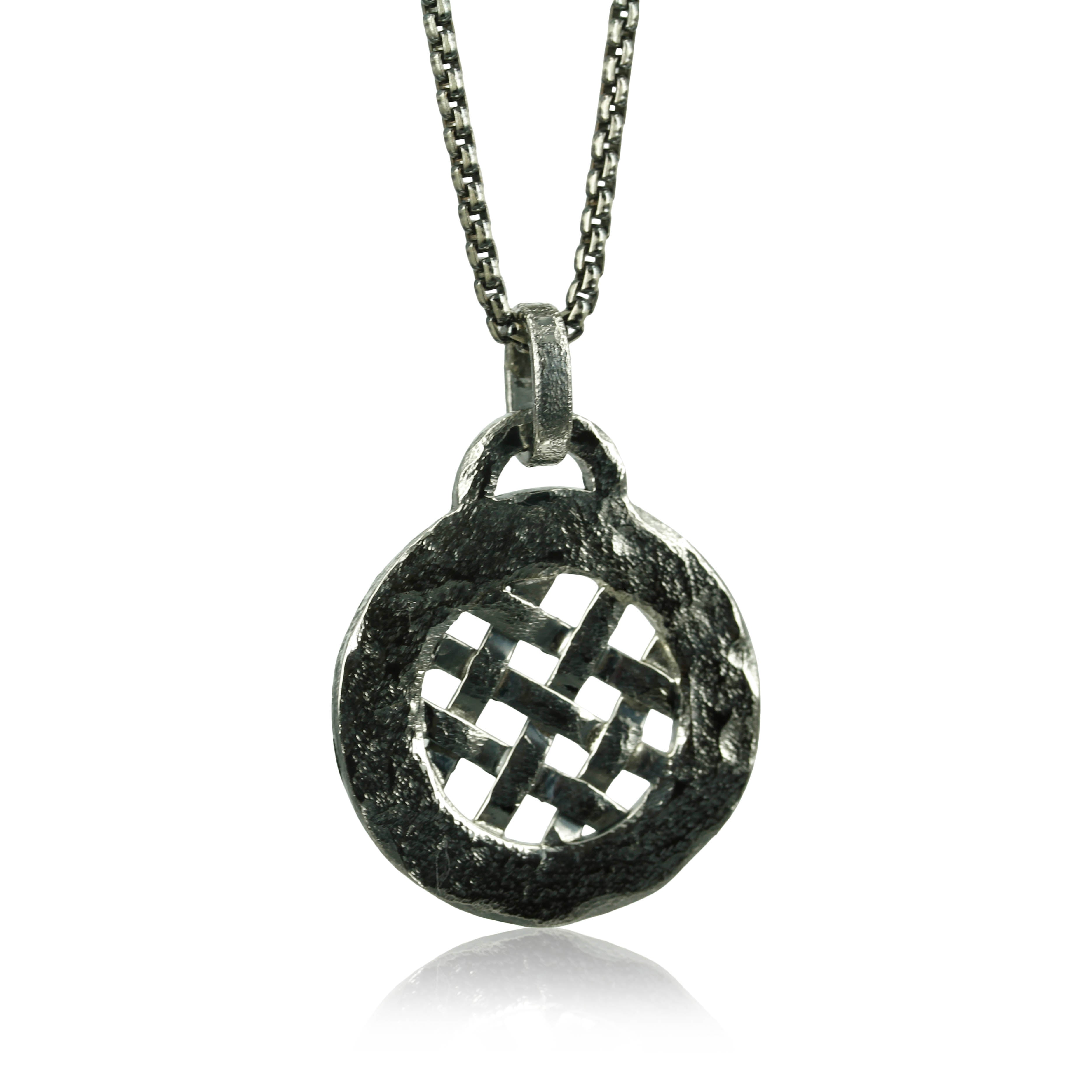 Råt i vedhæng er skabt i sølv med let oxidering, samt 14 kt. guld kugler. Et maskulint smykke med power og karakter. Vedhænget måler 25 mm. i diamete