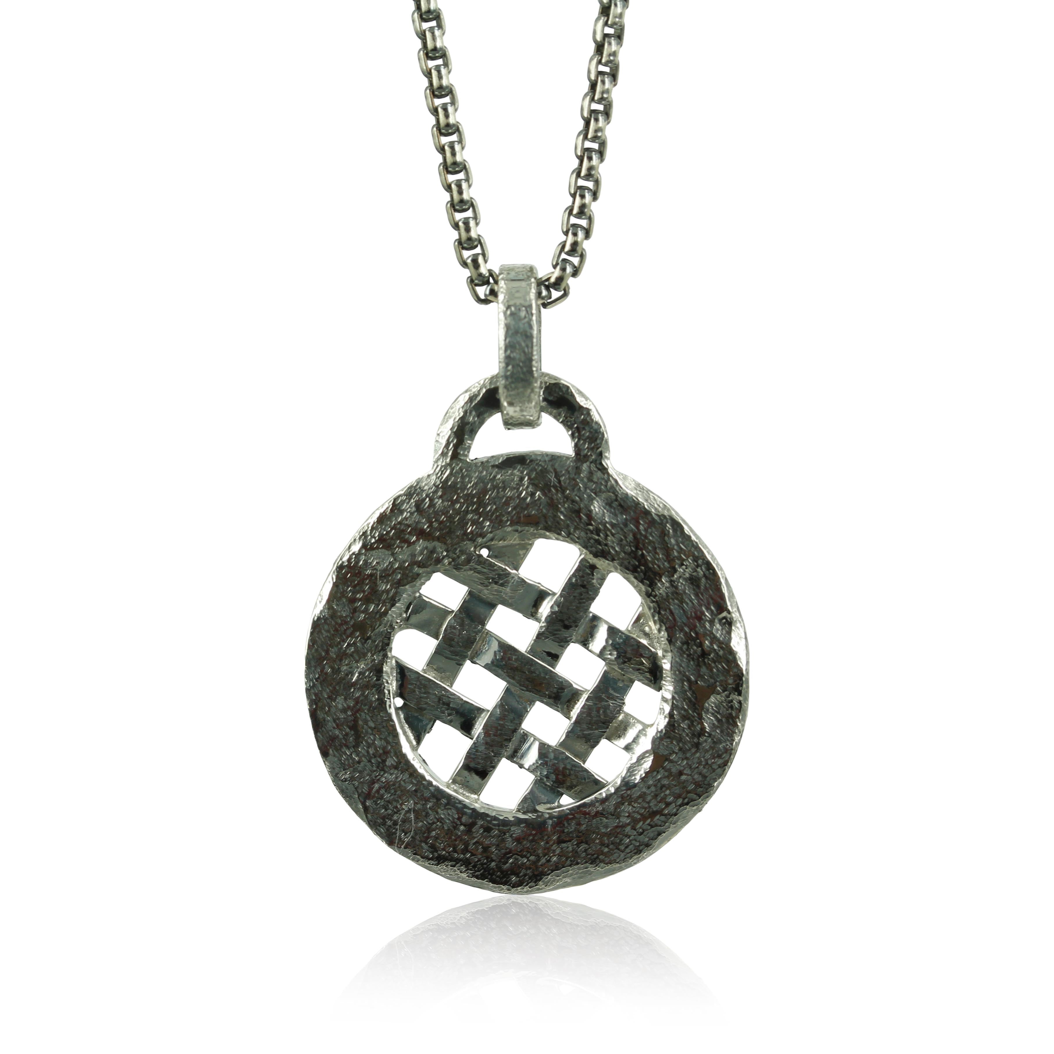 2. Råt i vedhæng er skabt i sølv med let oxidering, samt 14 kt. guld kugler. Et maskulint smykke med power og karakter. Vedhænget måler 25 mm. i diamete