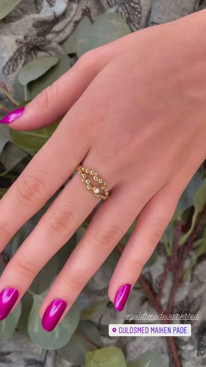 video - 14 kt guld ring, i organiske form og smukke kugler. Der kan vælge ringen med 1 eller flere brillanter - vi anvender brillanter i bedste kvalitet - top wesselton vvs