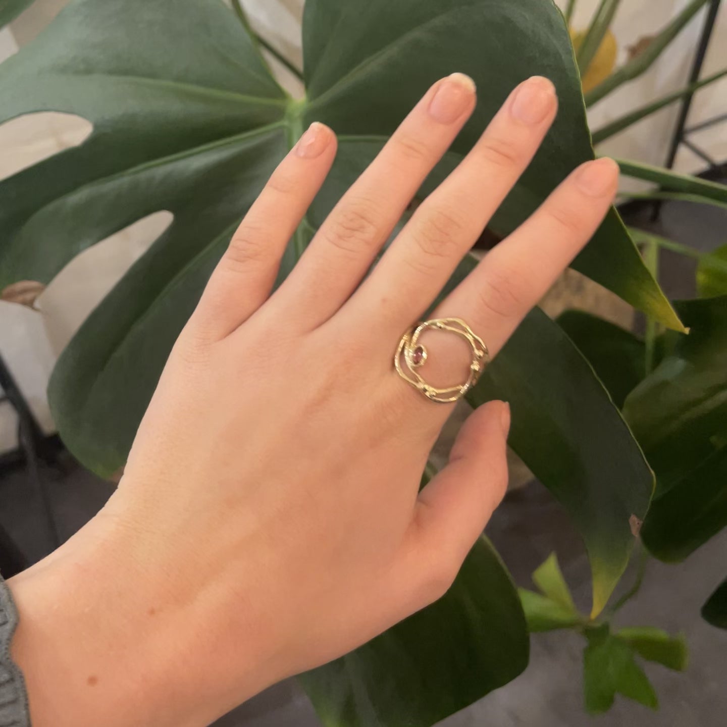 video - 14 kt. guldring med fine grene, med forårs knopper og smuk turmalin. Her får du en fyldig, let og elegant ring, den farvestrålende turmalin giver liv og kant til ringen. Dette smykke er Unika.