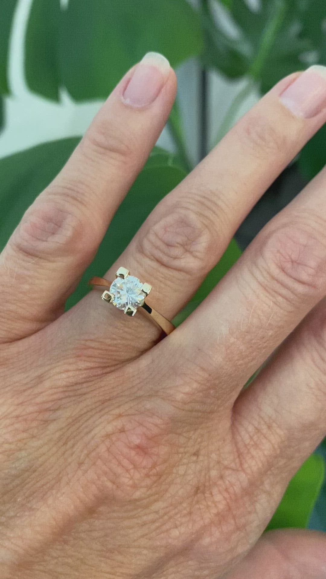 best seller - Smuk og klassik designet prinsessering - ringen er designet med små "vinger" på skinnen, det gør ringen sidder bedre på fingeren og den smukke brillant kan stråle. De 4 x 0,01 ct tw vvs brillanter sidder fint og fremhæver den blændende center brillant.