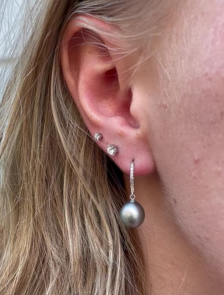 video - 14 kt Hvidgulds ørering med smukke diamanter & tahitiperler Smukke ørekroge med brillanter og lys grå tahiti perle, ørebøjlen er fyldt med funklende diamanter i alt 0,05 ct og afsluttes med skønne lyse tahiti perler.