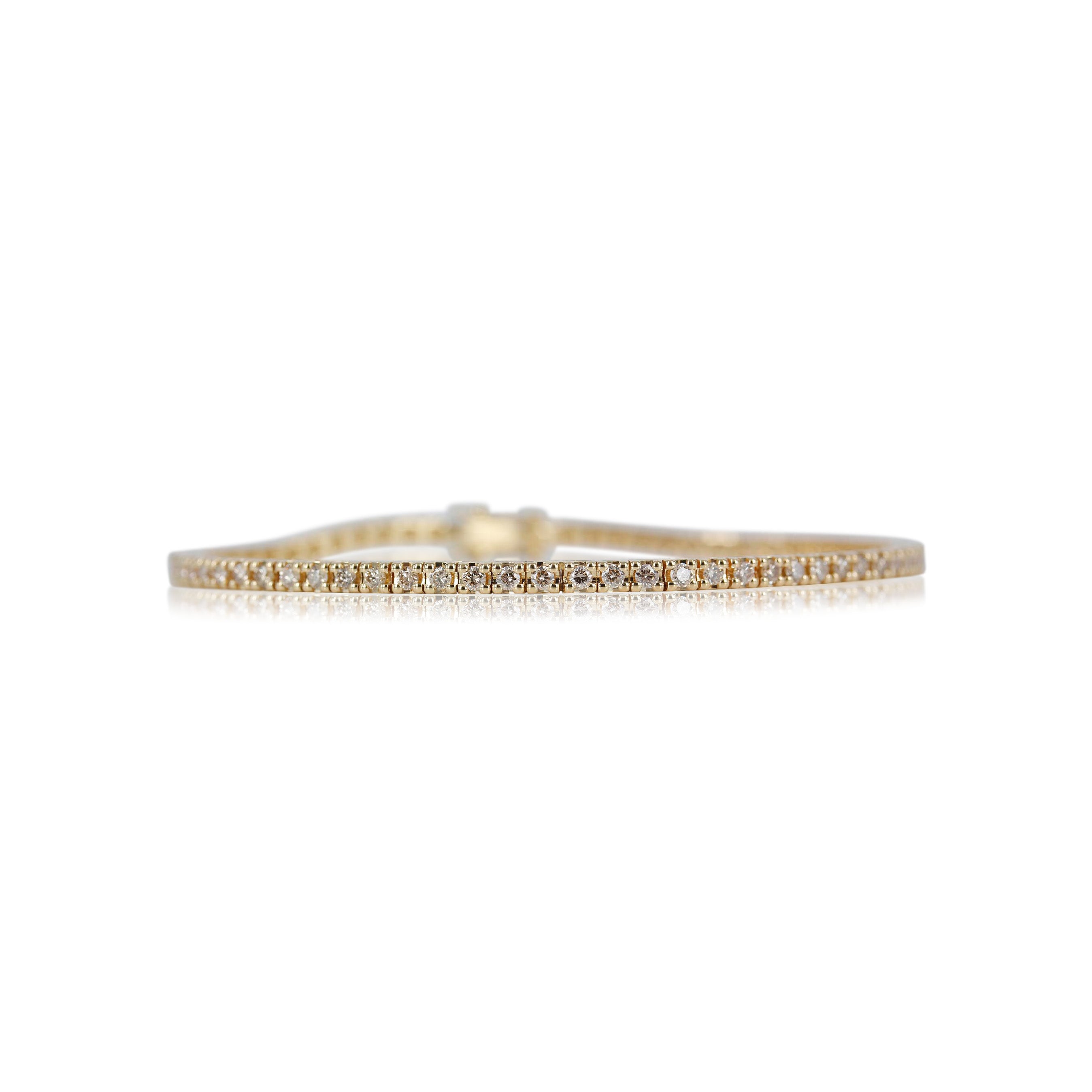 3, 18 kt. guld Tennisarmbånd med ialt 5,49 ct champagne farvet brillant slebet diamanter.   Smuk og elegant smykke der kan bæres alene eller med andre armbånd.