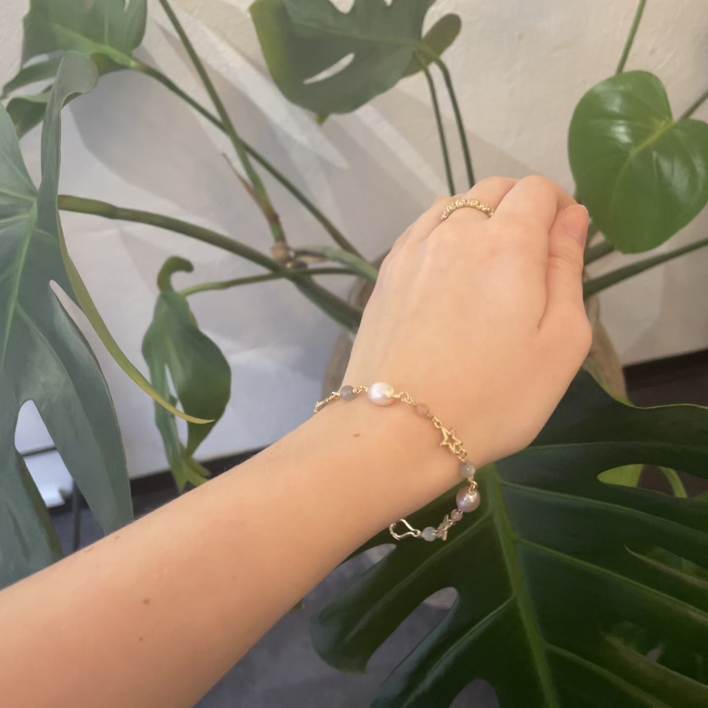 video - Smukt 14 kt. guldarmbånd med rosa ferskvandsperle & månesten. armbåndet er fyldt med funklende facetteret smykkesten og stjerner som en smuk detalje, afsluttes med skønne rosa ferskvandsperler. Smykket er perfekt til hverdagens fest, enkel og smuk i designet med et drys af luksus.