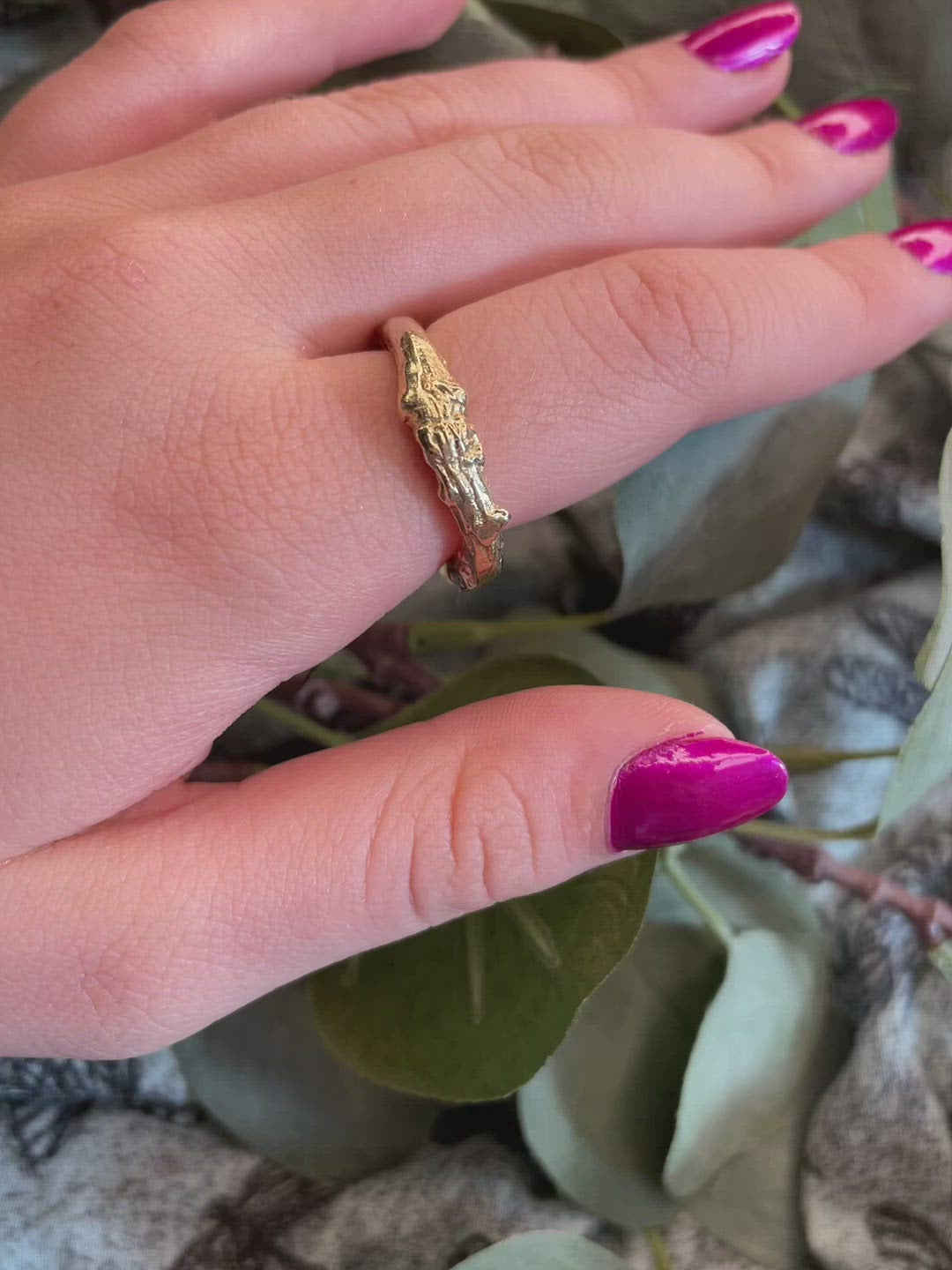 viedeo - 14 kt. guldring - denne ring er skabt direkte fra naturen selv, en lille gren fra skoven, den havde de fineste detaljer og jeg kunne straks se den i et smykke, denne ring har fulgt mig siden 2010 og er stadig en af mine yndlings ringe.... Er du natur elsker som jeg, så er dette ringen for dig. Nature - Den smukke natur omgiver os hver dag – den er lige for vores øjne, smuk unik og helt fantastisk.