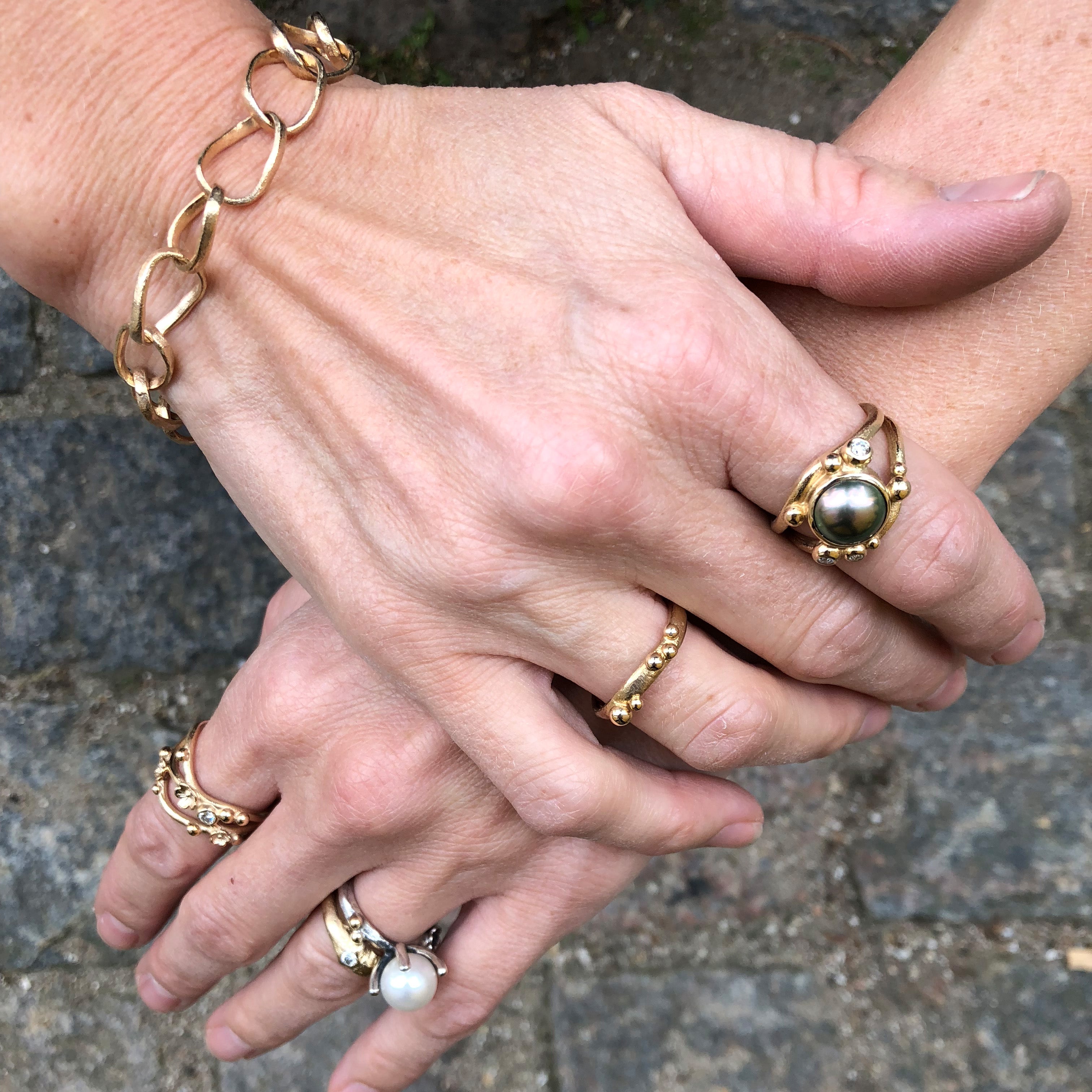 Styling af smykker fra Maiken Pade, kraftigt armbånd sammen med guldringe