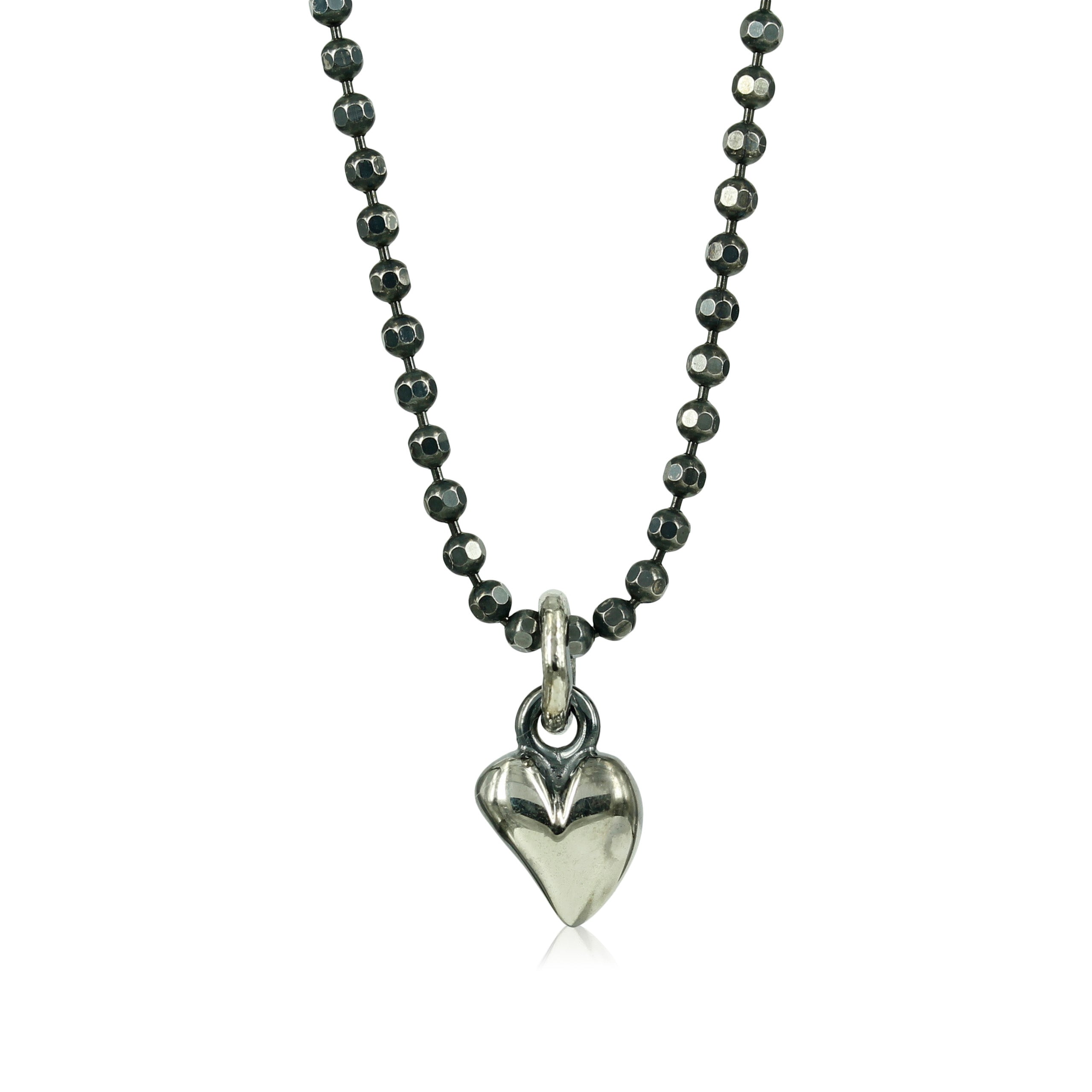 blank oxyderet sølv - Love - Sølv hjerte vedhæng -  Lille fint sølv hjerte, designet med skæve buer i massiv sølv. Vedhænget er fint i en enkel kæde om halsen, eller som charm i et armbånd.