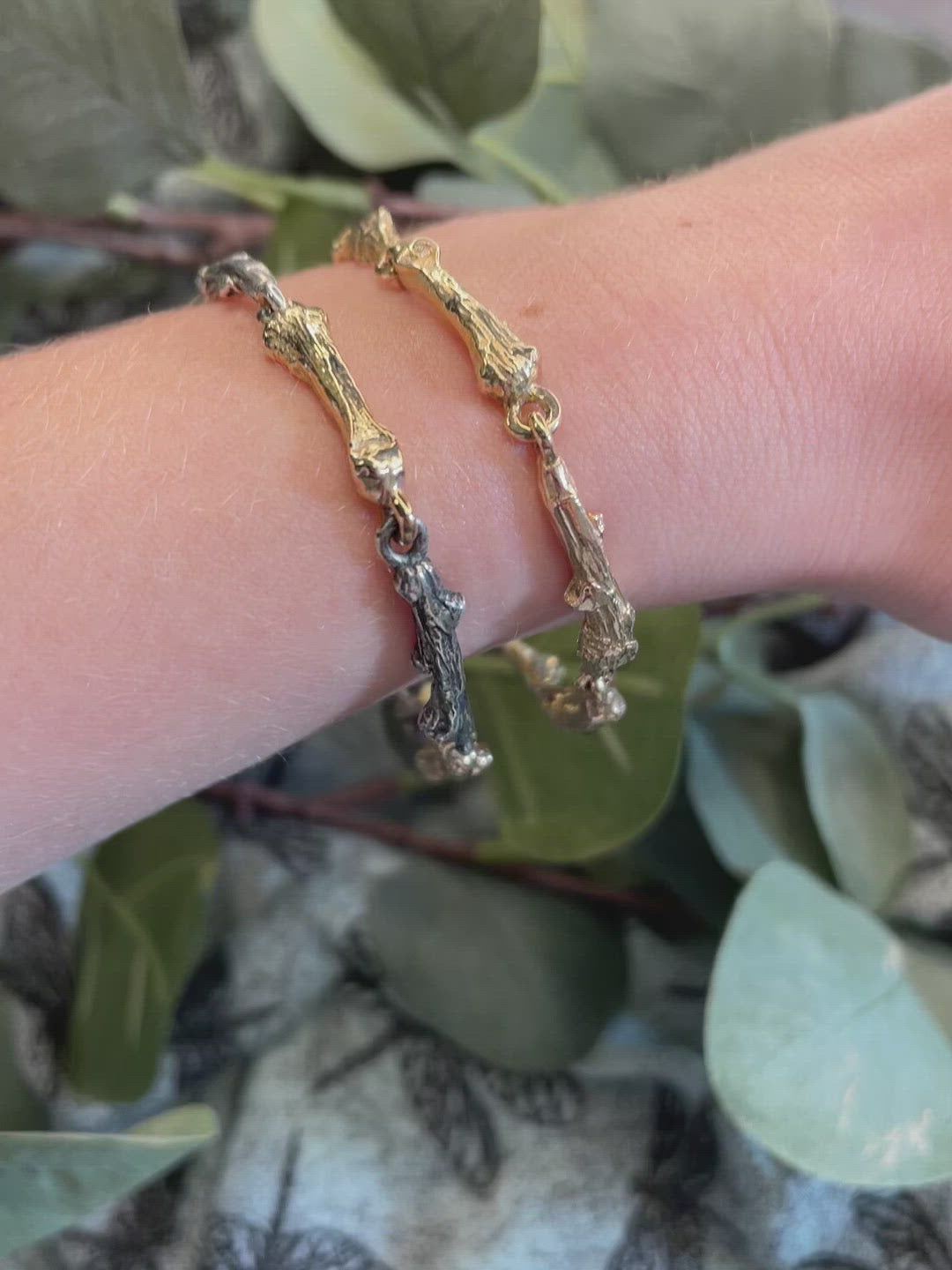 14 kt. guldarmbånd - armbåndet er skabt direkte fra naturen selv, en lille gren fra skoven, den havde de fineste detaljer og jeg kunne straks se den i et smykke, designet har fulgt mig siden 2010 men det er først i 2021 armbåndet her blev en del af min faste kollektion .... Er du natur elsker som jeg, så er dette et fantastisk armbånd til dig.