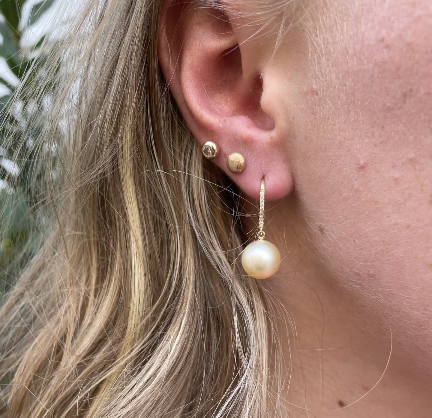 video - 14 kt. Guld diamant øreringe med gyldne South Sea perler Smukke ørekroge med brillanter og gyldne South Sea perler, ørebøjlen er fyldt med funklende diamanter ialt 0,05 ct og afsluttes med de skønneste South Sea perler.
