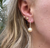 video - 14 kt. Guld diamant øreringe med gyldne South Sea perler     Smukke ørekroge med brillanter og gyldne South Sea perler, ørebøjlen er fyldt med funklende diamanter ialt 0,05 ct og afsluttes med de skønneste South Sea perler.