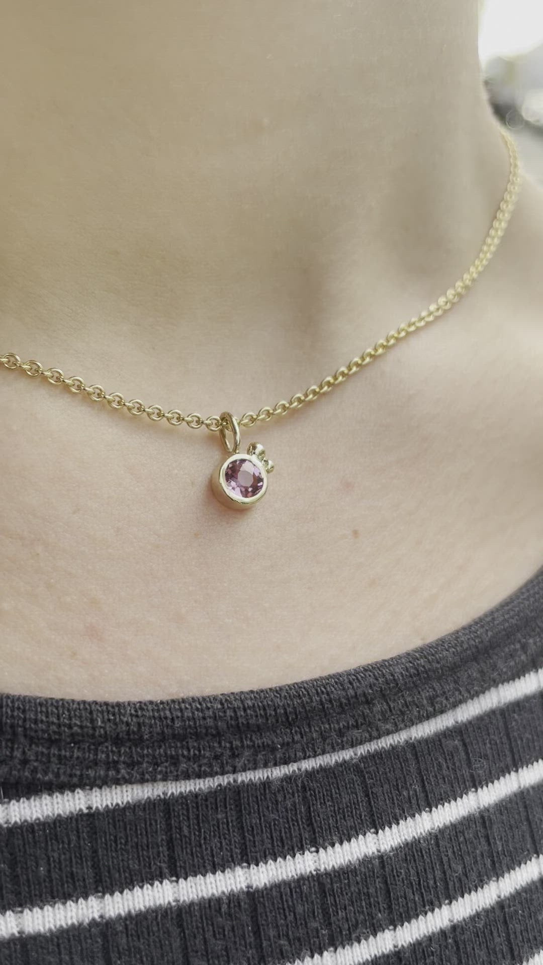video - Rainbow - Smukt 14 kt. Guld vedhæng med pink safir Smukt og fint vedhæng med pink safir 0,45 ct - Et vedhæng der er fantastisk i en enkel kort kæde, eller sammen med en perle eller andet vedhæng.