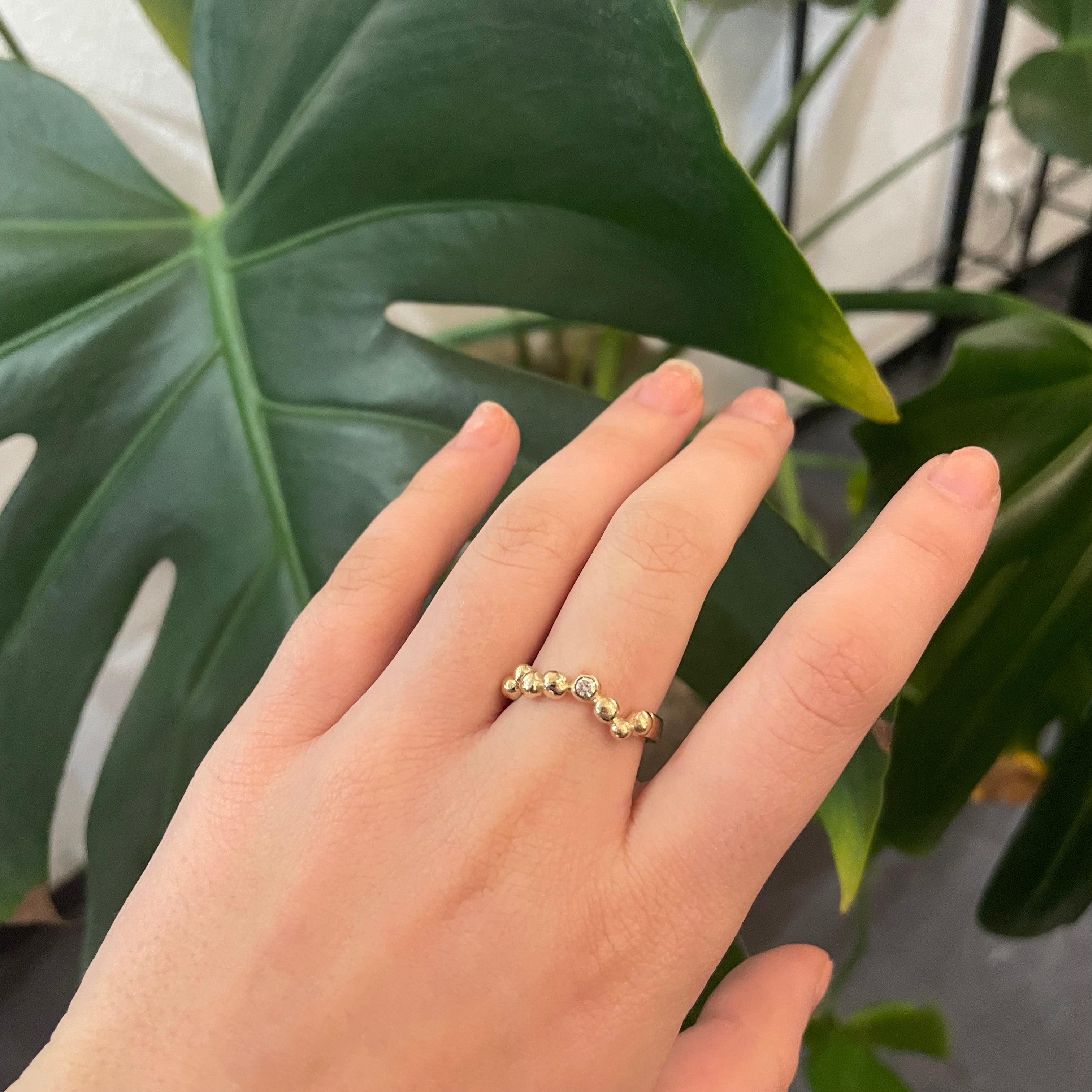 2, 14 kt guld ring, i organiske design, små fine guld kugler der danser. Sten isat: Der kan vælge ringen med eller uden brillant, der er isat 1 x 0,05 ct brillant slebet diamant - top wesselton vvs
