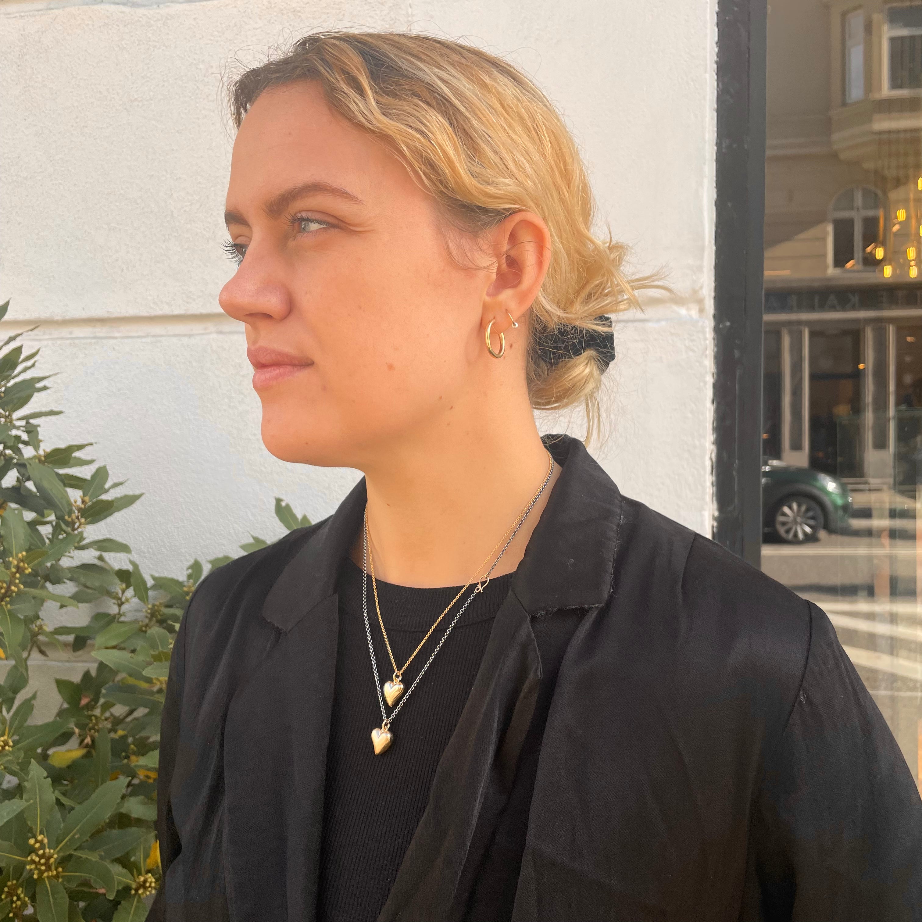 Love - 14 kt. Guld Hjerte vedhæng Håndsmedet massivt guldhjerte, perfekt til både en kort kæde i oppe i halsen, eller en en smuk lang kæde. Kærlighed har ingen grænser, ingen krav, kærlighed er dyb respekt og hengivenhed. Et ægte kærligheds smykke. Massivt hjerte med et tvist.