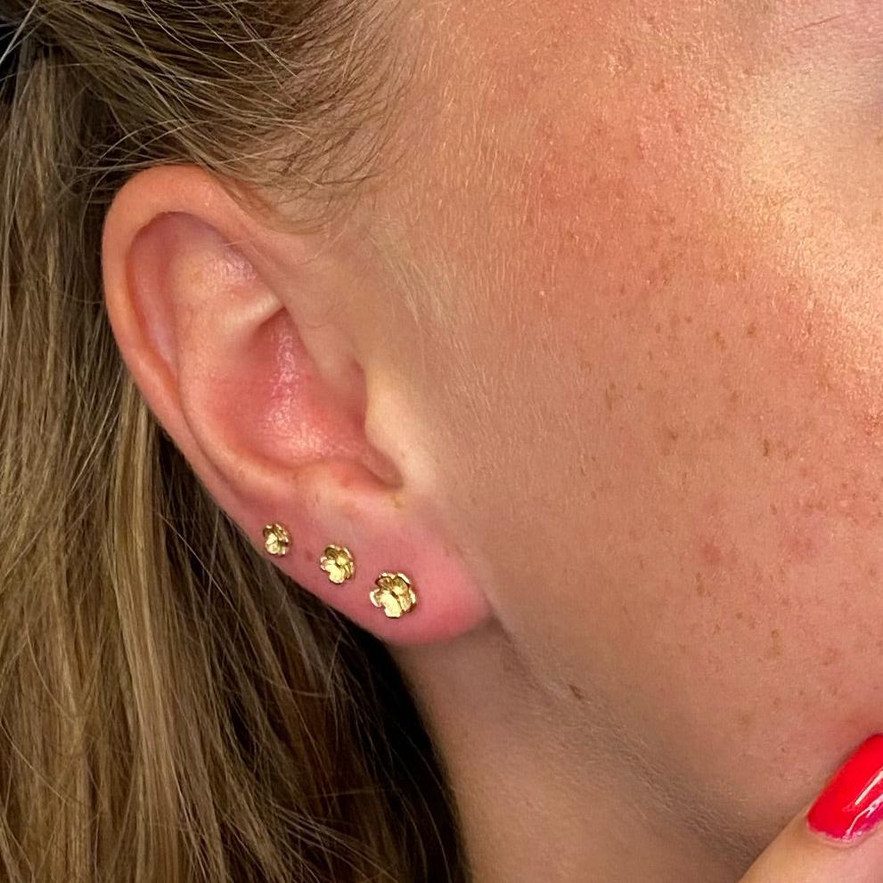 14 kt. guld ørestikker, øreringene kan også bæres som ekstra ørestik hvis du har flere huller i øret. En smuk ørering fyldt med eventyr - du kan vælge at isætte brillant i blomsten, kontakt guldsmede værkstedet for yderligere info.