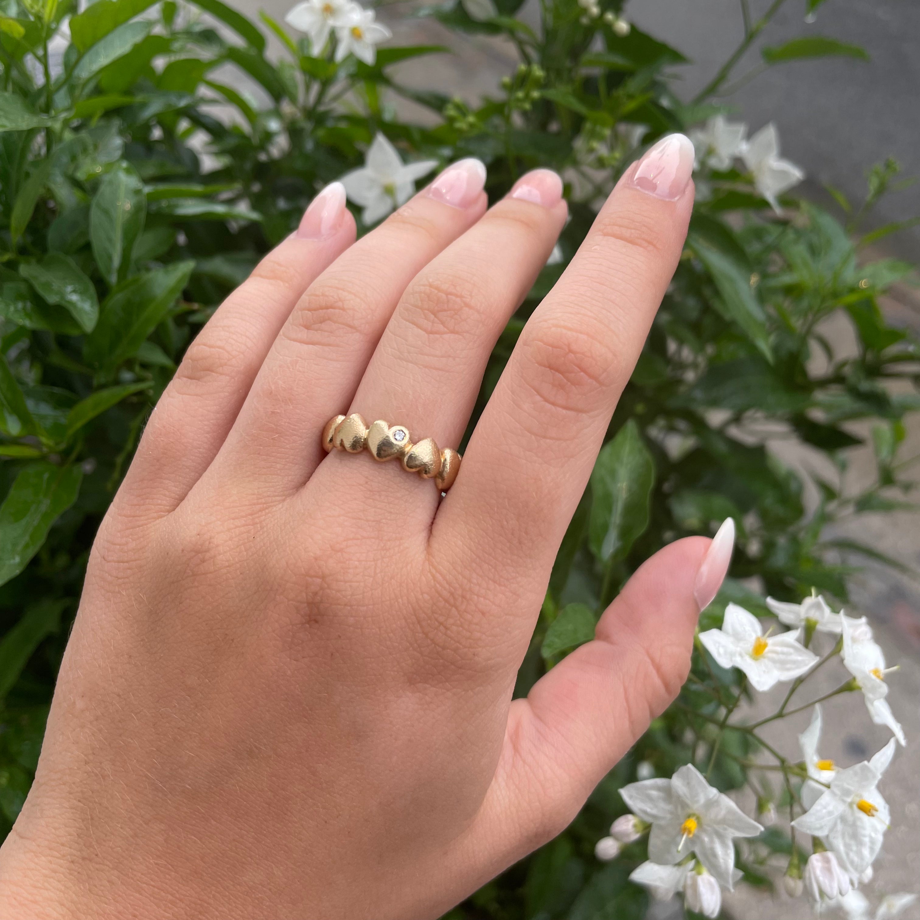 Love - Et symbol på ægte kærlighed. 14 kt. håndsmedet guldring med fine hjerter hele vejen rundt om fingeren, ringen er massiv og der er plads til at isætte flere brillanter i hjerterne. Kærlighed har ingen grænser, ingen krav, kærlighed er dyb respekt og hengivenhed.