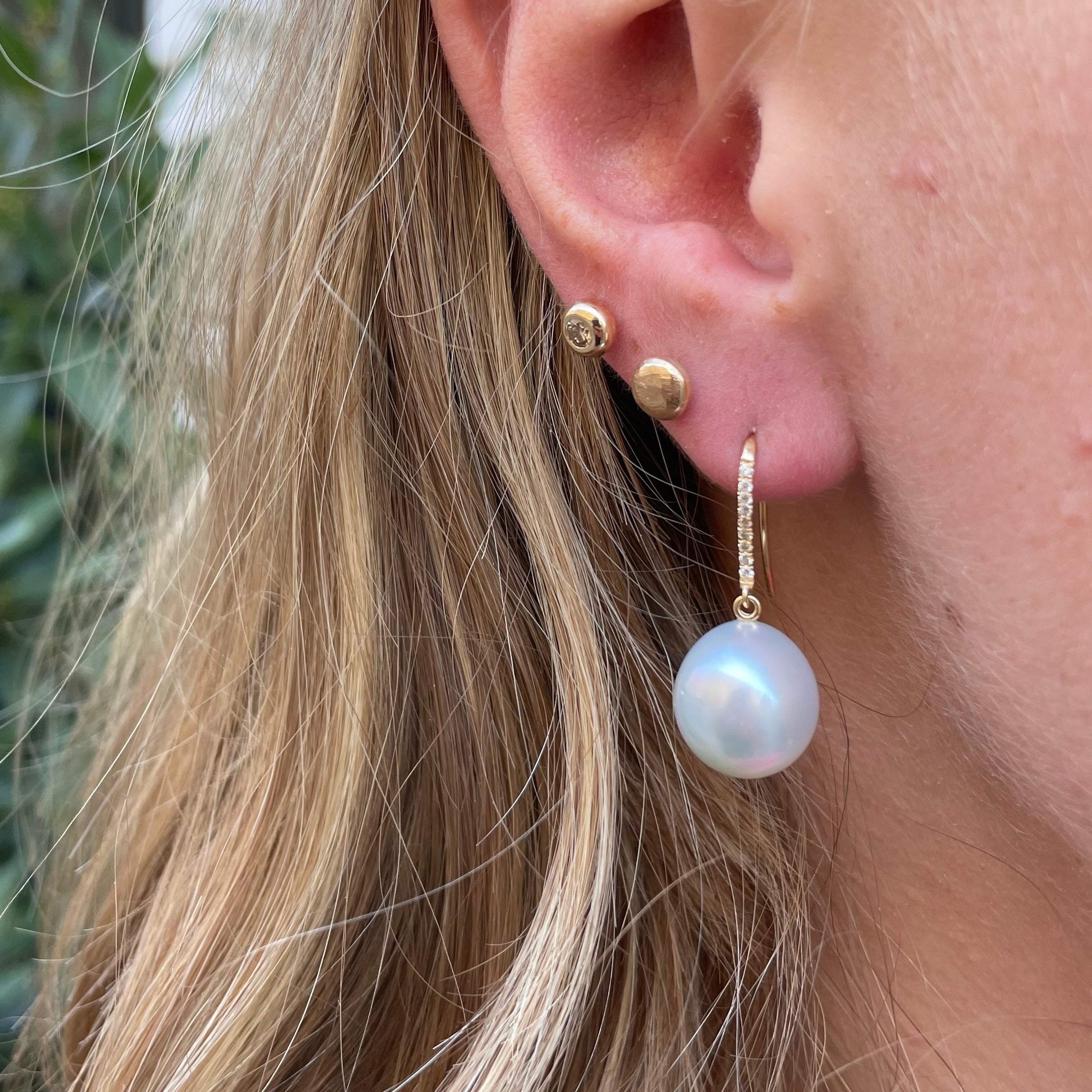 1- Smukke ørekroge med brillanter og hvide South Sea perler, ørebøjlen er fyldt med funklende diamanter ialt 0,05 ct og afsluttes med de skønneste South Sea perler. Smykket er perfekt til hverdagens fest, enkel og smuk i designet med et drys af luksus.