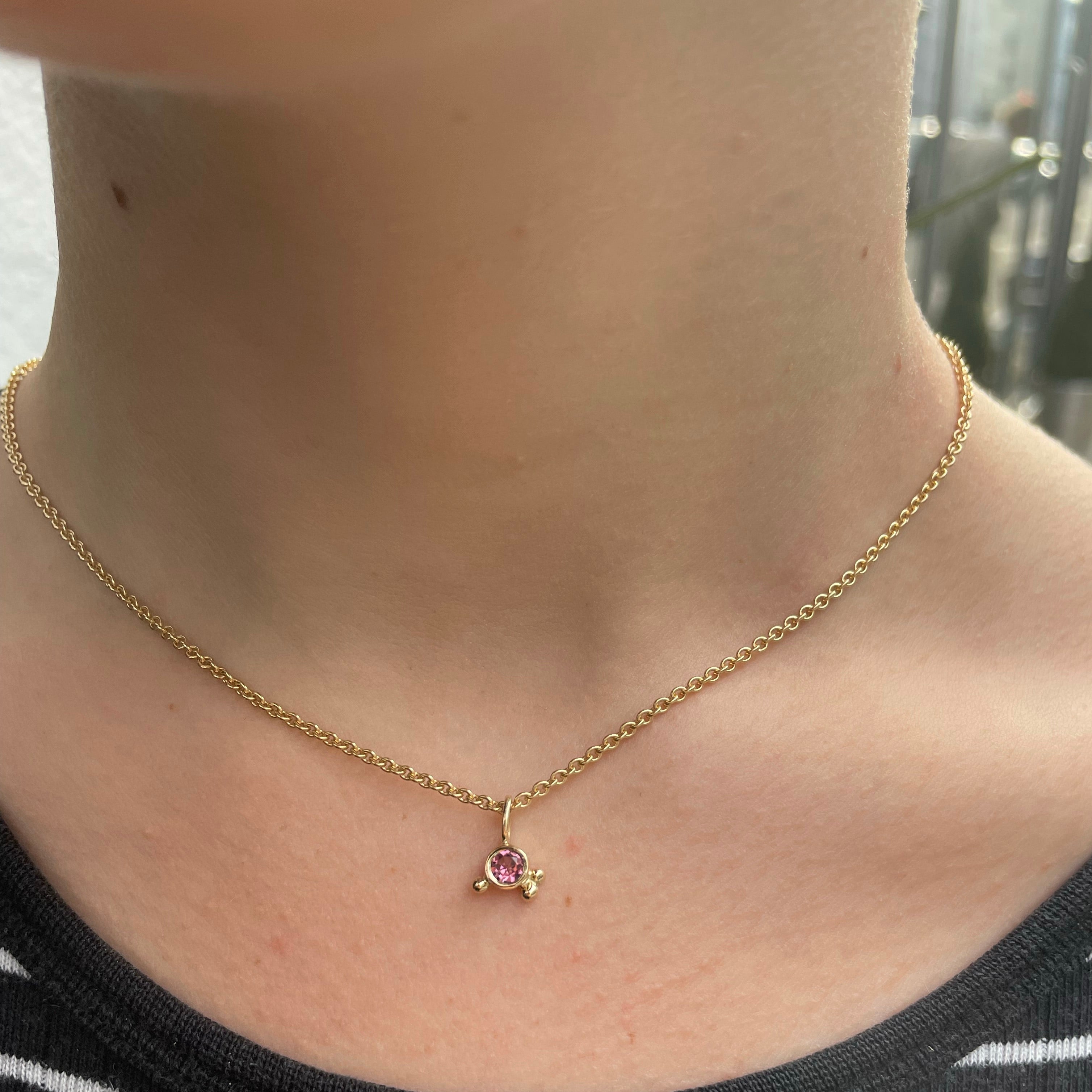 2. Smukt og fint vedhæng med pink safir 0,25 ct - Et vedhæng der er fantastisk i en enkel kort kæde, eller sammen med en perle eller andet vedhæng.
