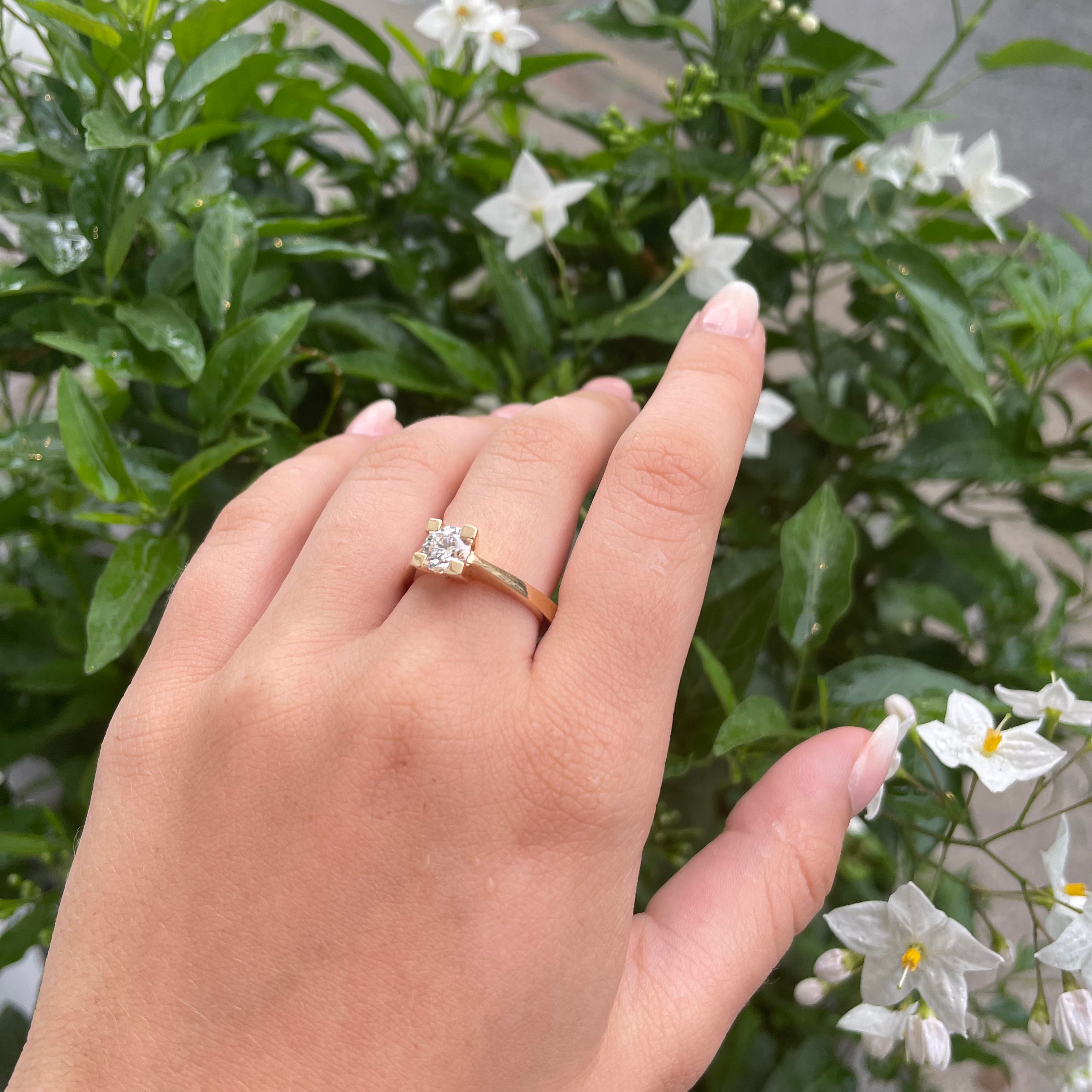 Smuk og klassik designet prinsessering - ringen er designet med små "vinger" på skinnen, det gør ringen sidder bedre på fingeren og den smukke brillant kan stråle. De 4 x 0,01 ct tw vvs brillanter sidder fint og fremhæver den blændende center brillant.