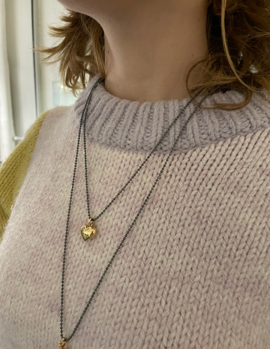 Love - 14 kt. Guld hjerte vedhæng Smukt håndsmedet guldhjerte, perfekt til både en kort kæde i oppe i halsen, eller en en smuk lang kæde. Kærlighed har ingen grænser, ingen krav, kærlighed er dyb respekt og hengivenhed. LOVE – er et symbol på ægte kærlighed.