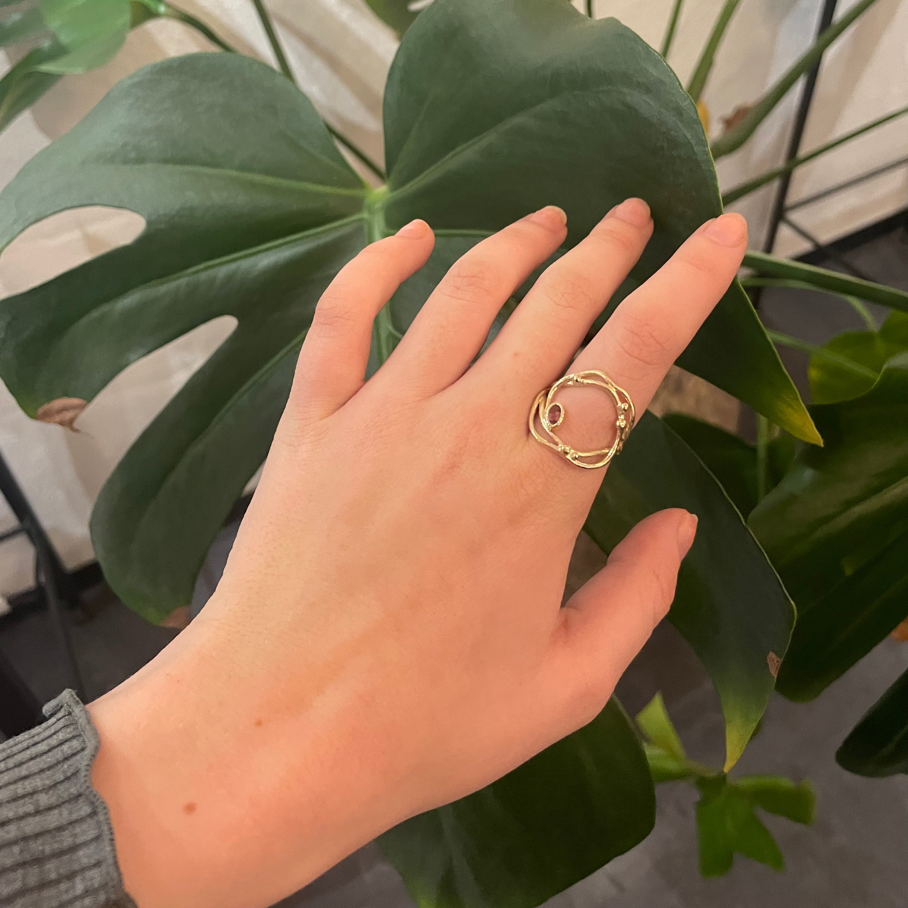 2, 14 kt. guldring med fine grene, med forårs knopper og smuk turmalin. Her får du en fyldig, let og elegant ring, den farvestrålende turmalin giver liv og kant til ringen. Dette smykke er Unika.