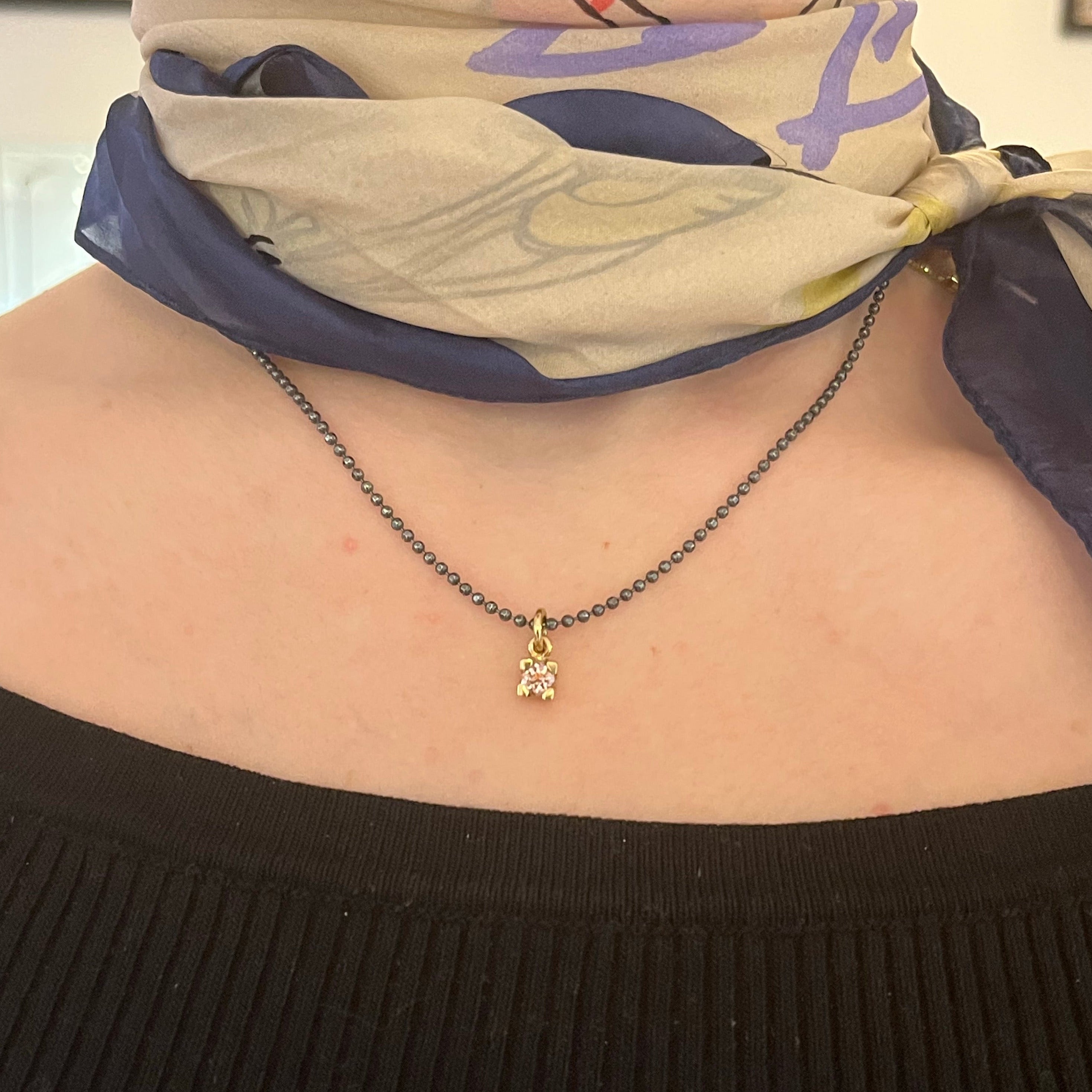 2, Det klassiske vedhæng, her med smuk pink turmalin. Her får den champagnefarvet Diamant lov til at tage fokus og skinner så smukt i en 14kt fatning. Turmalin sart rosa 0,40 ct - 4,5 mm Enkel, smuk og elegant.