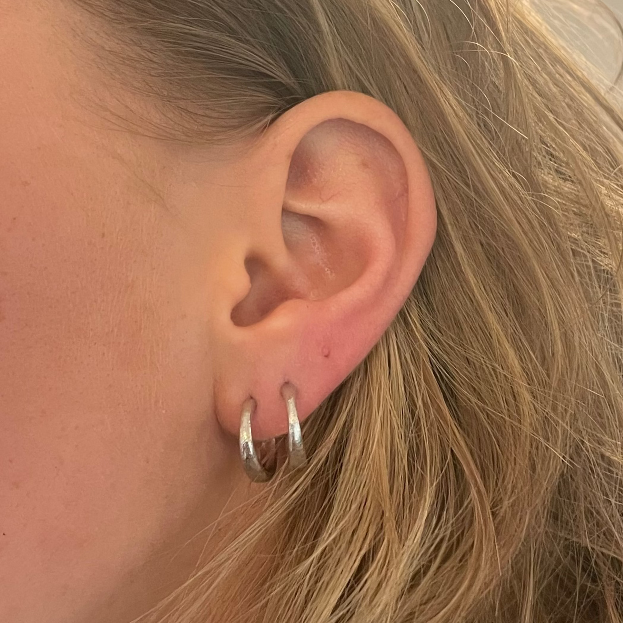 3- 14 kt hvidgulds creoler, de sidder fint rund om øreflippen og er perfekt størrelse til både hverdag og fest. Creolerne er matteret og har en fin legende facon.  Creolerne måler ca.14 mm. i diameteren.