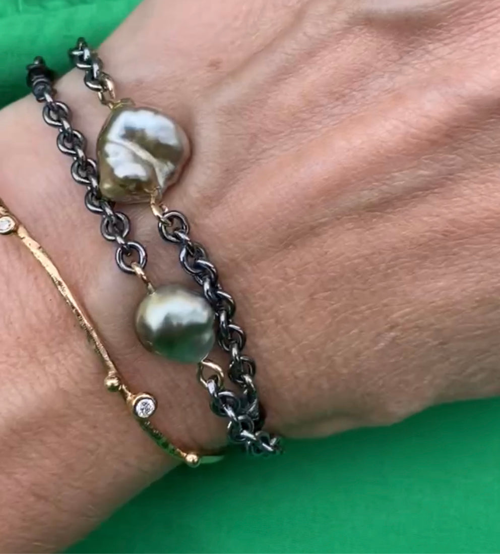 01-246 - Perle armbånd med keshi ferskvandsperler. De skønneste Tahiti keshi perler i mixet nuancer giver armbåndet et tvist af råt og feminint sammen med det oxyderet sølv, og det elegante guld. Her er et armbånd der har alle de rigtige ingredienser for at matche dit klædeskab.