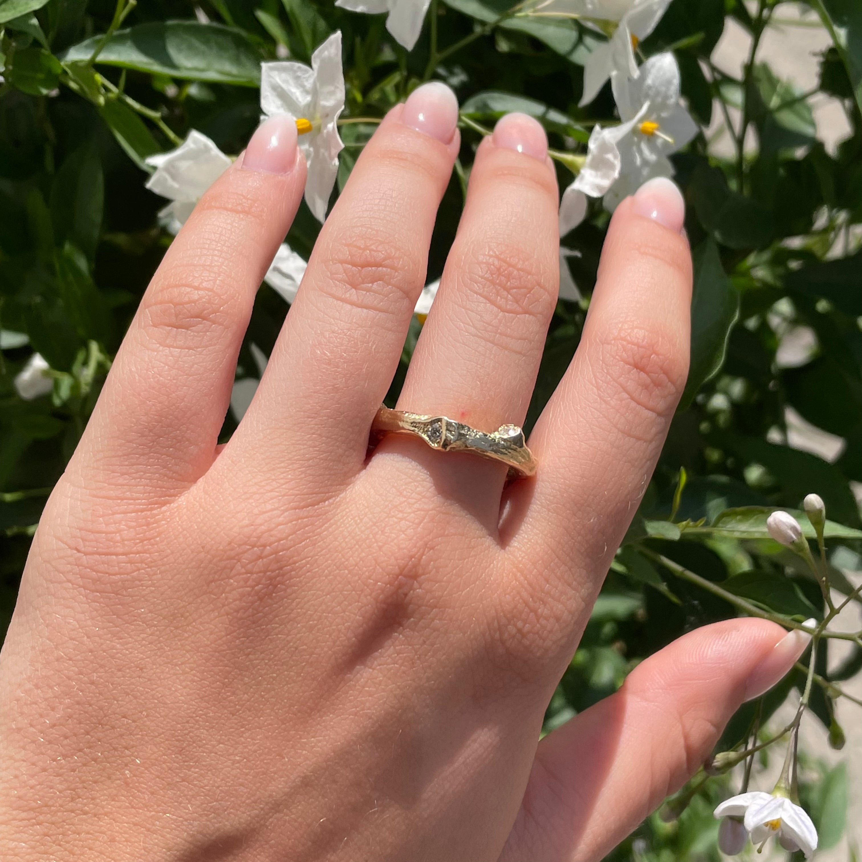 2, 14 kt. guldring - denne ring er skabt direkte fra naturen selv, en lille gren fra skoven, den havde de fineste detaljer og jeg kunne straks se den i et smykke, denne ring har fulgt mig siden 2010 og er stadig en af mine yndlings ringe.... Er du natur elsker som jeg, så er dette ringen for dig. Nature - Den smukke natur omgiver os hver dag – den er lige for vores øjne, smuk unik og helt fantastisk.